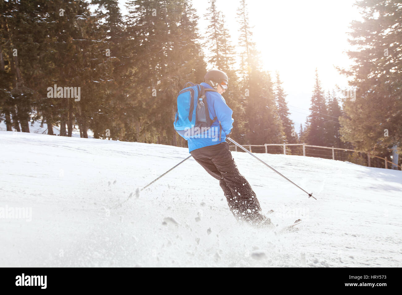 Ski Alpin bei Sonnenuntergang, schöne Skifahrer in Bewegung Stockfoto