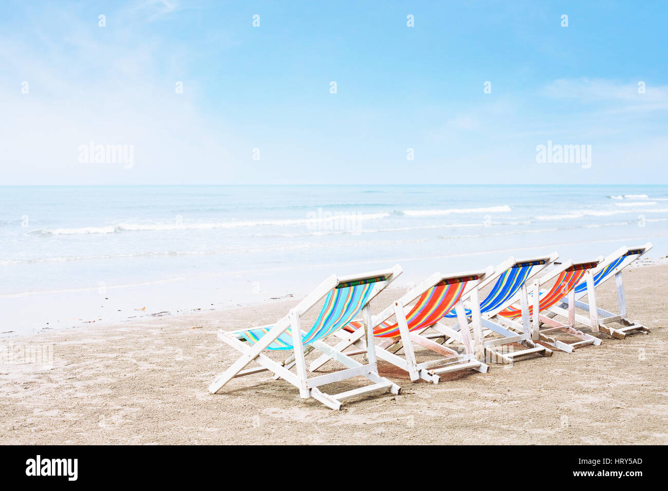 leere Liegestühle am Strand, Krise im Tourismus oder im Urlaub mit der Familie Hintergrund Stockfoto