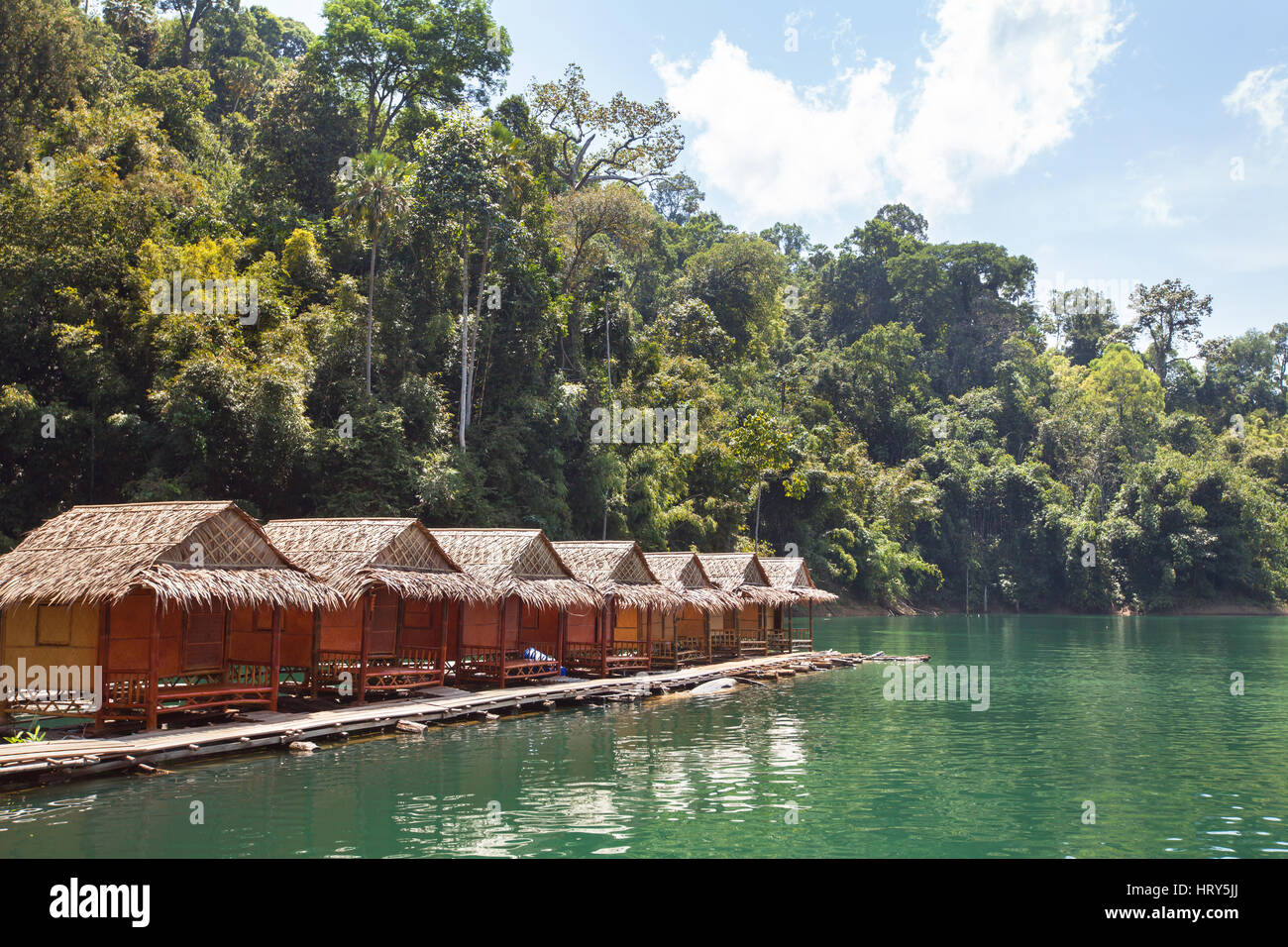 Schwimmende Häuser im Nationalpark Khao Sok in Thailand, exotische Hütte Hotel für Touristen Stockfoto