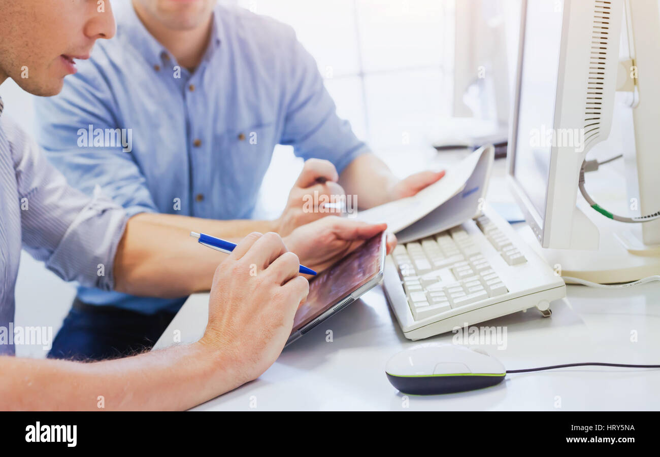 Geschäftsleute, die Arbeit im Büro, Hände mit digital-Tablette Stockfoto