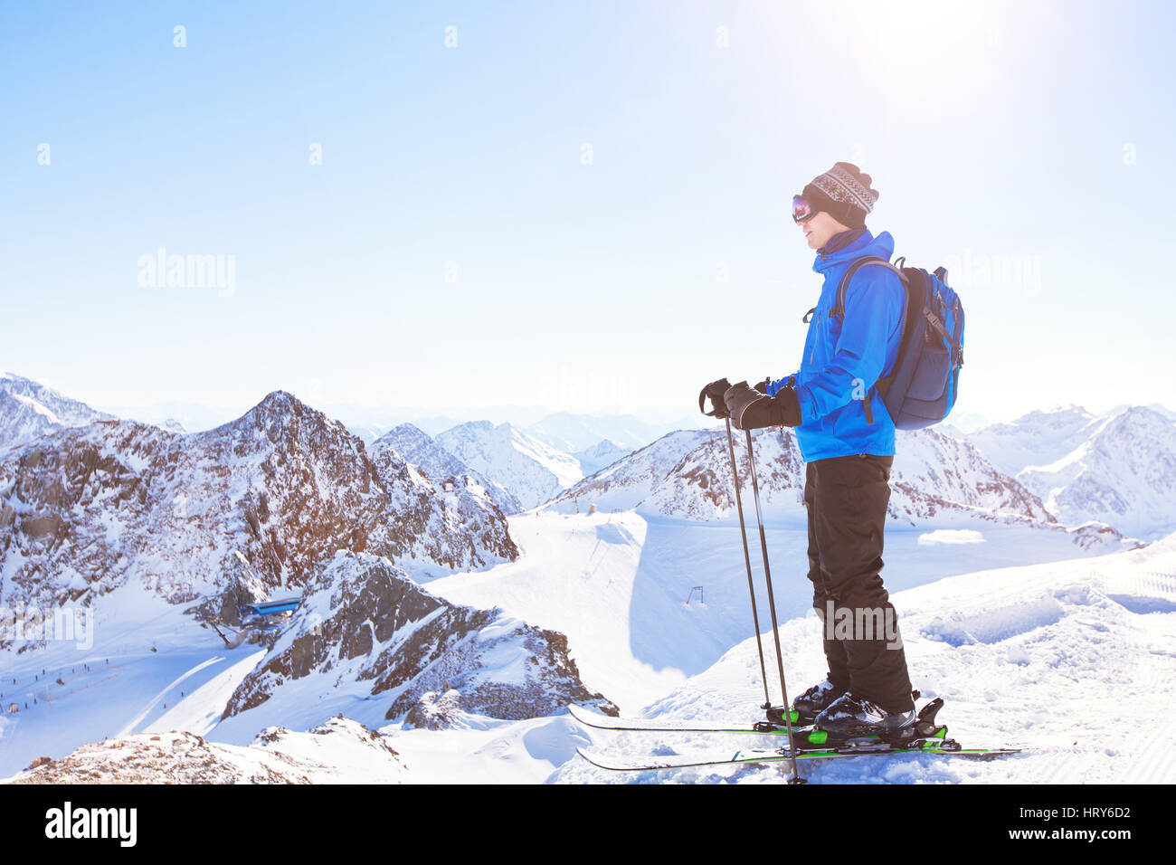 Skifahren Hintergrund, Skifahrer in der schönen Berglandschaft, Winterurlaub in Österreich Stockfoto