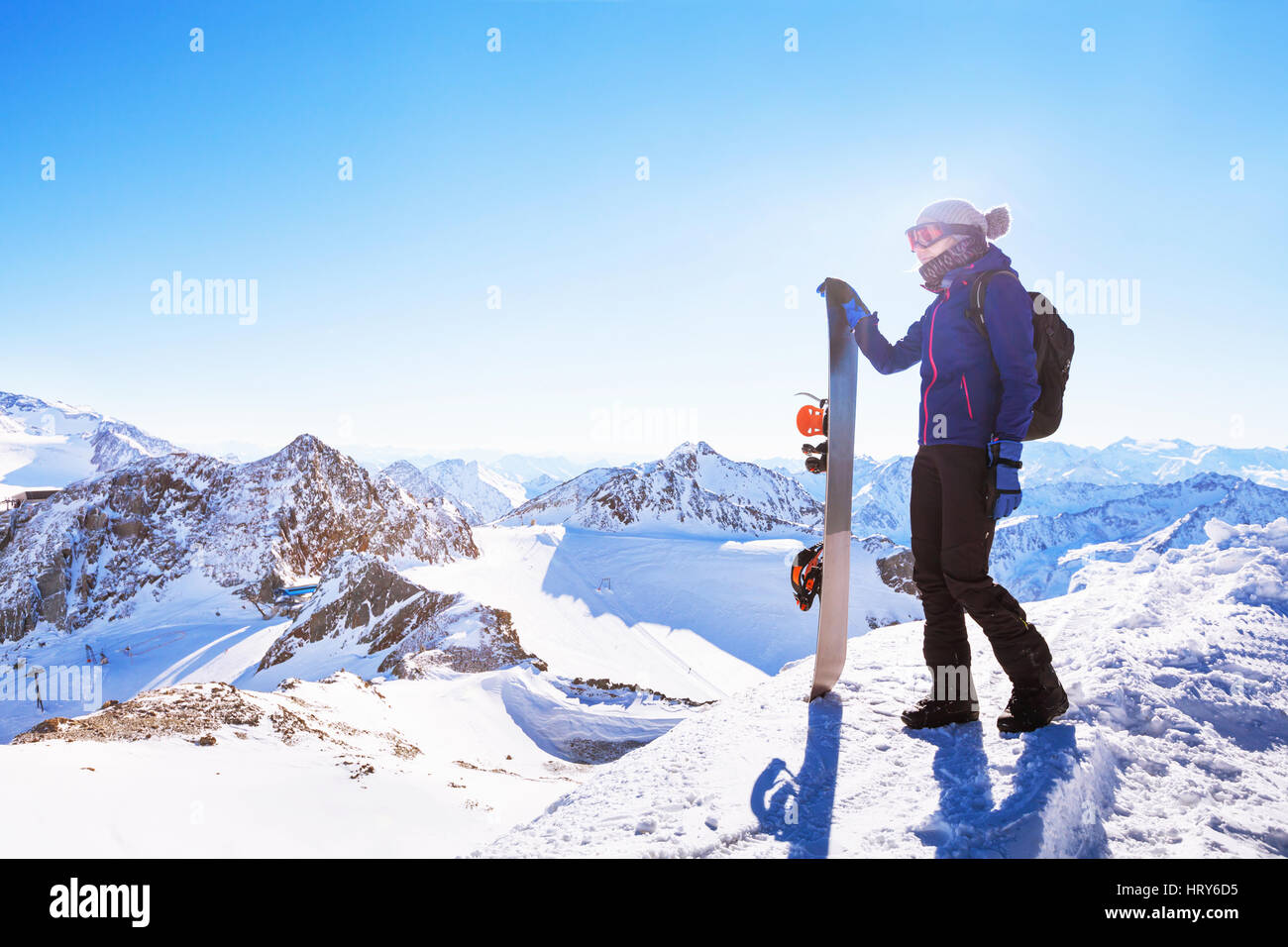 junge Frau mit Snowboard, Winterurlaub in Österreich, Panorama Berg Landschaft der Alpen Stockfoto