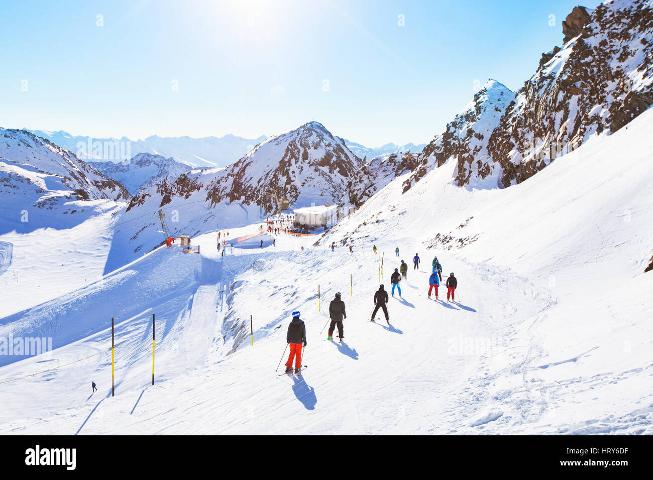 Skifahrer auf schöne Skipiste in Alpen, Menschen im Winterurlaub Stockfoto