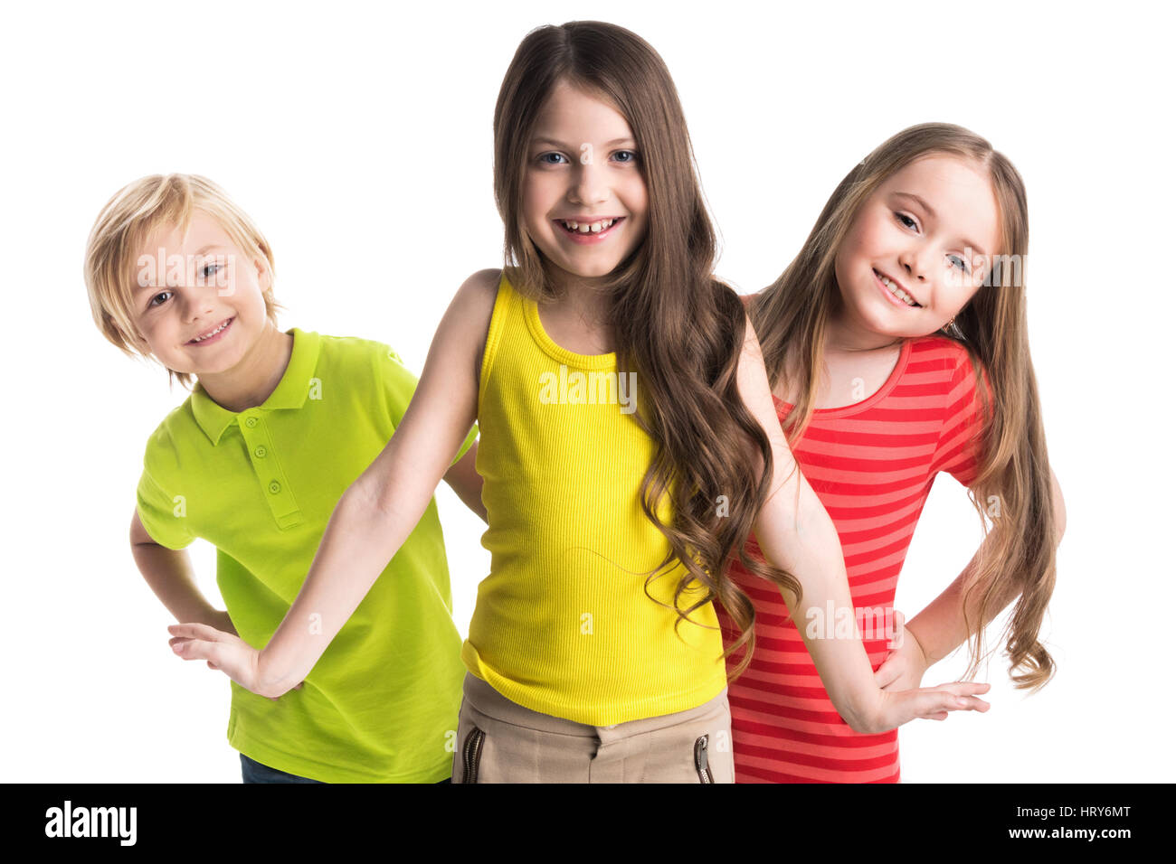 Glücklich lächelnd drei Kinder in bunten Kleidern isoliert auf weißem Hintergrund Stockfoto