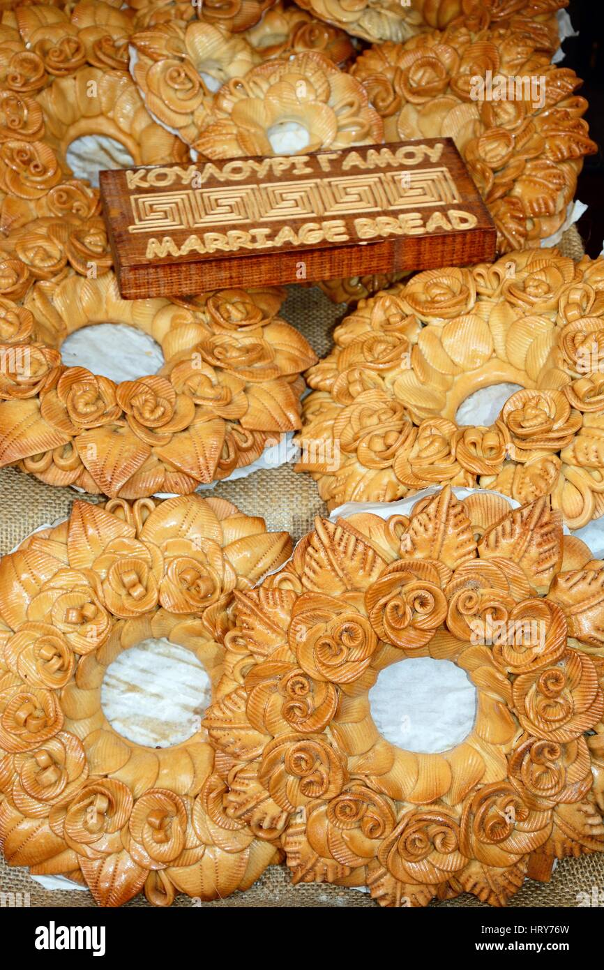Frisch gebackenes Brot der Ehe in eine Stadtzentrum Shop, Heraklion, Kreta, Griechenland, Europa zu verkaufen. Stockfoto