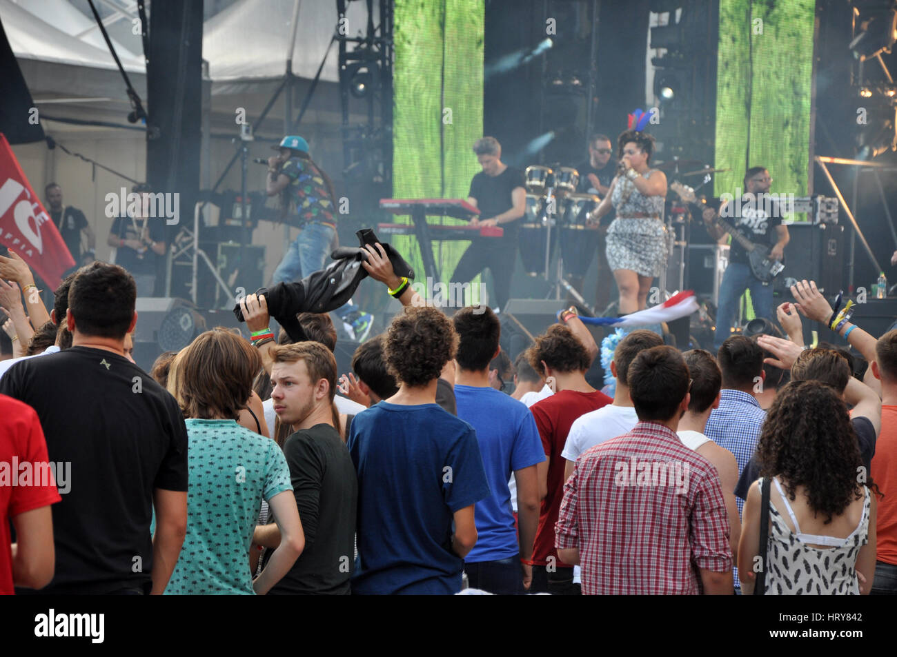 CLUJ-NAPOCA, Rumänien – 2. August 2015: Menge von fröhlichen Menschen, die Spaß während einer irischen Mafia-Konzerts in ungeahnte Festival Stockfoto