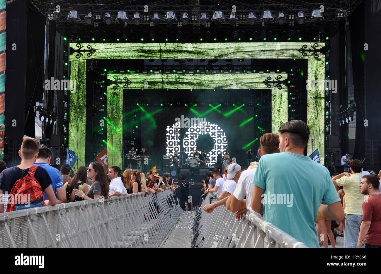 CLUJ-NAPOCA, Rumänien – 2. August 2015: Menge von fröhlichen Menschen, die Spaß während einer irischen Mafia-Konzerts in ungeahnte Festival Stockfoto