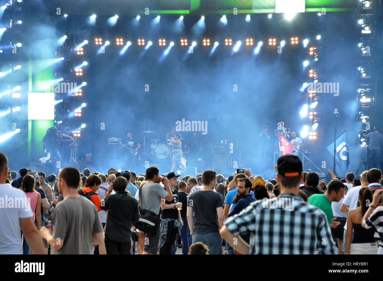 CLUJ-NAPOCA, Rumänien – 2. August 2015: Feiernde Menschenmenge genießen einen irischen Mafia live-Konzert auf dem unermesslichen Festival Stockfoto