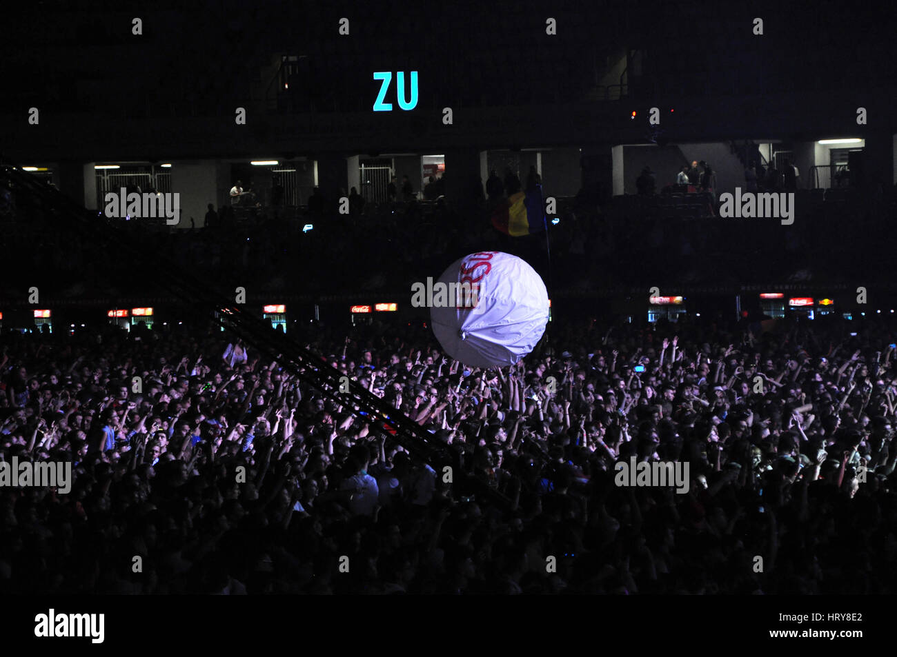 CLUJ-NAPOCA, Rumänien – 31. Juli 2015: Masse der fröhliche junge Menschen, die Spaß haben, während ein Subcarpati live-Konzert am Untold Festival Stockfoto