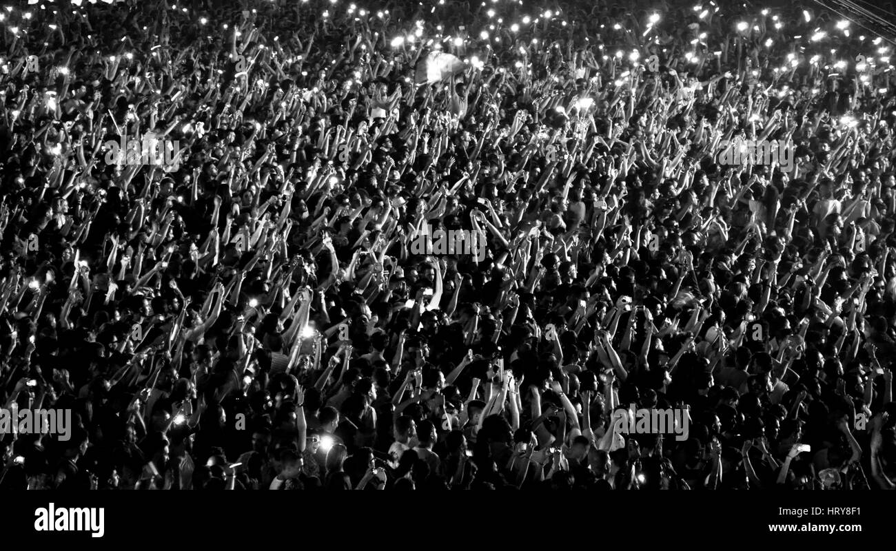 CLUJ-NAPOCA, Rumänien – 30. Juli 2015: Party-People Spaß während einer Dimitri Vegas und Like Mike live-Konzert auf dem unermesslichen Festival in der Europäischen Union Stockfoto