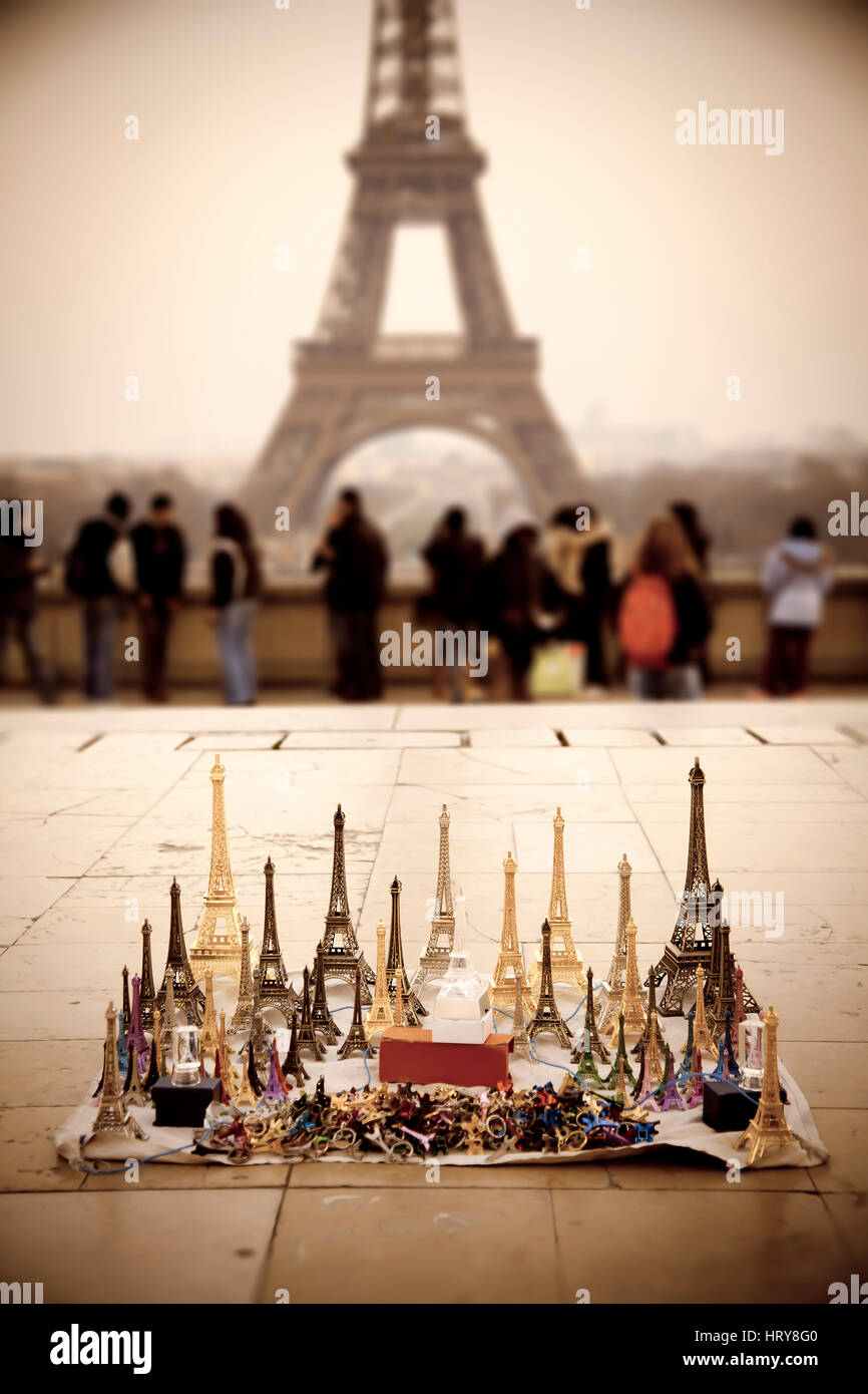 Eiffelturm und Souvenirs. Paris, Frankreich, Europa. Stockfoto