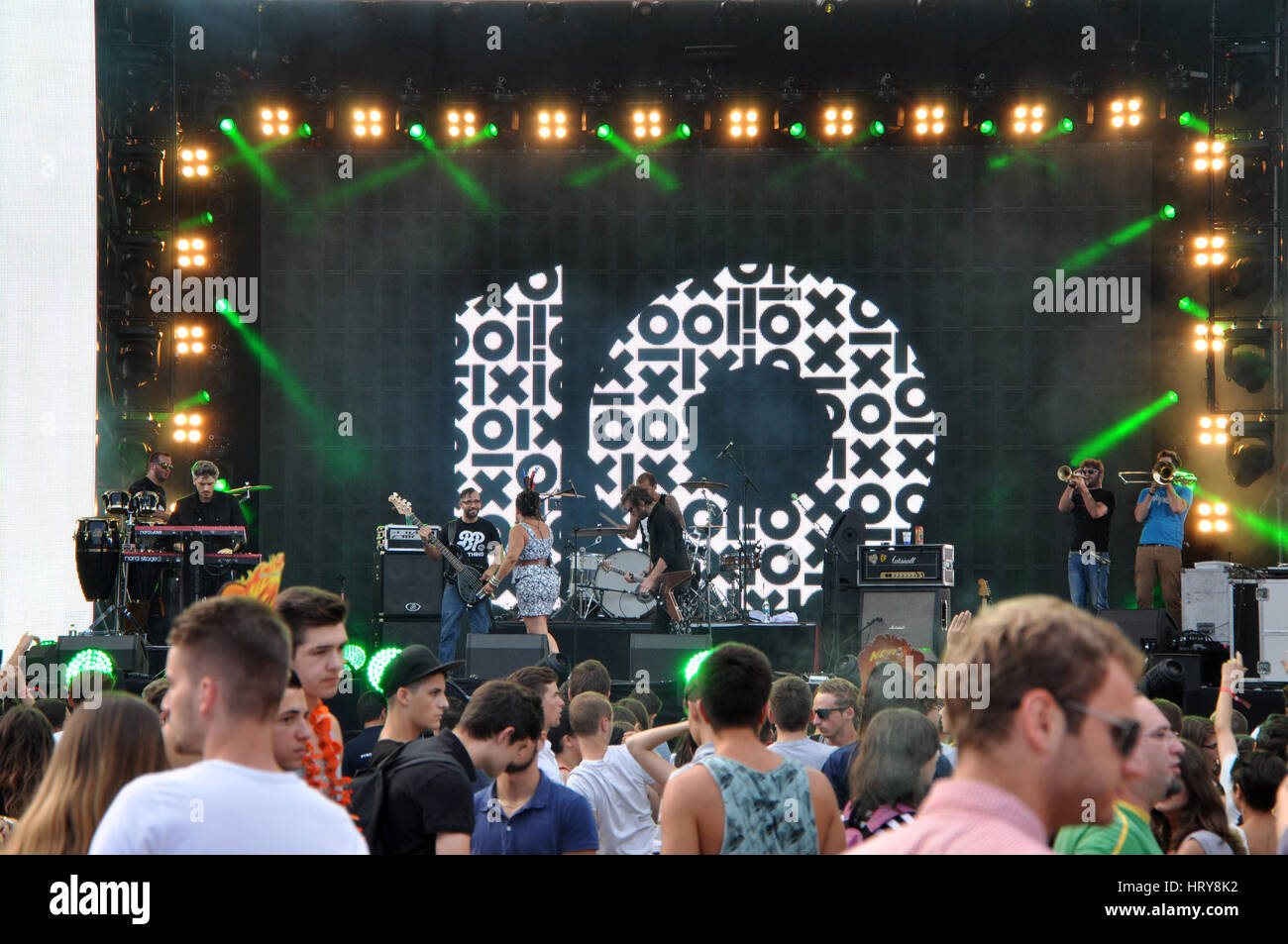 CLUJ-NAPOCA, Rumänien – 2. August 2015: Feiernde Menschenmenge genießen einen irischen Mafia live-Konzert auf dem unermesslichen Festival Stockfoto