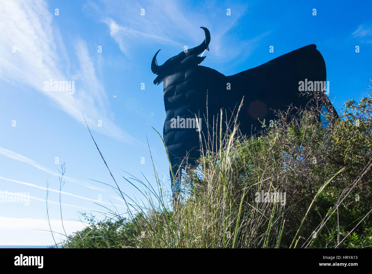 Eine Toro Osborne - ein Wahrzeichen von Spanien, Silhouette des schwarzen Stier auf dem Hügel über der Stadt Fuengirola, Andalusien, Spanien. Stockfoto