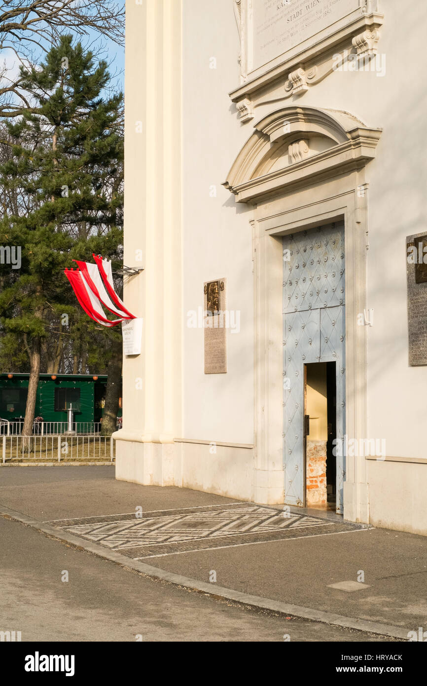 Vorhängeschlösser, die eine Kirche St. Josef Kahlenberg im 19. Bezirk der Stadt Wien Teil im Wienerwald (Wienerwald), Wien. Stockfoto