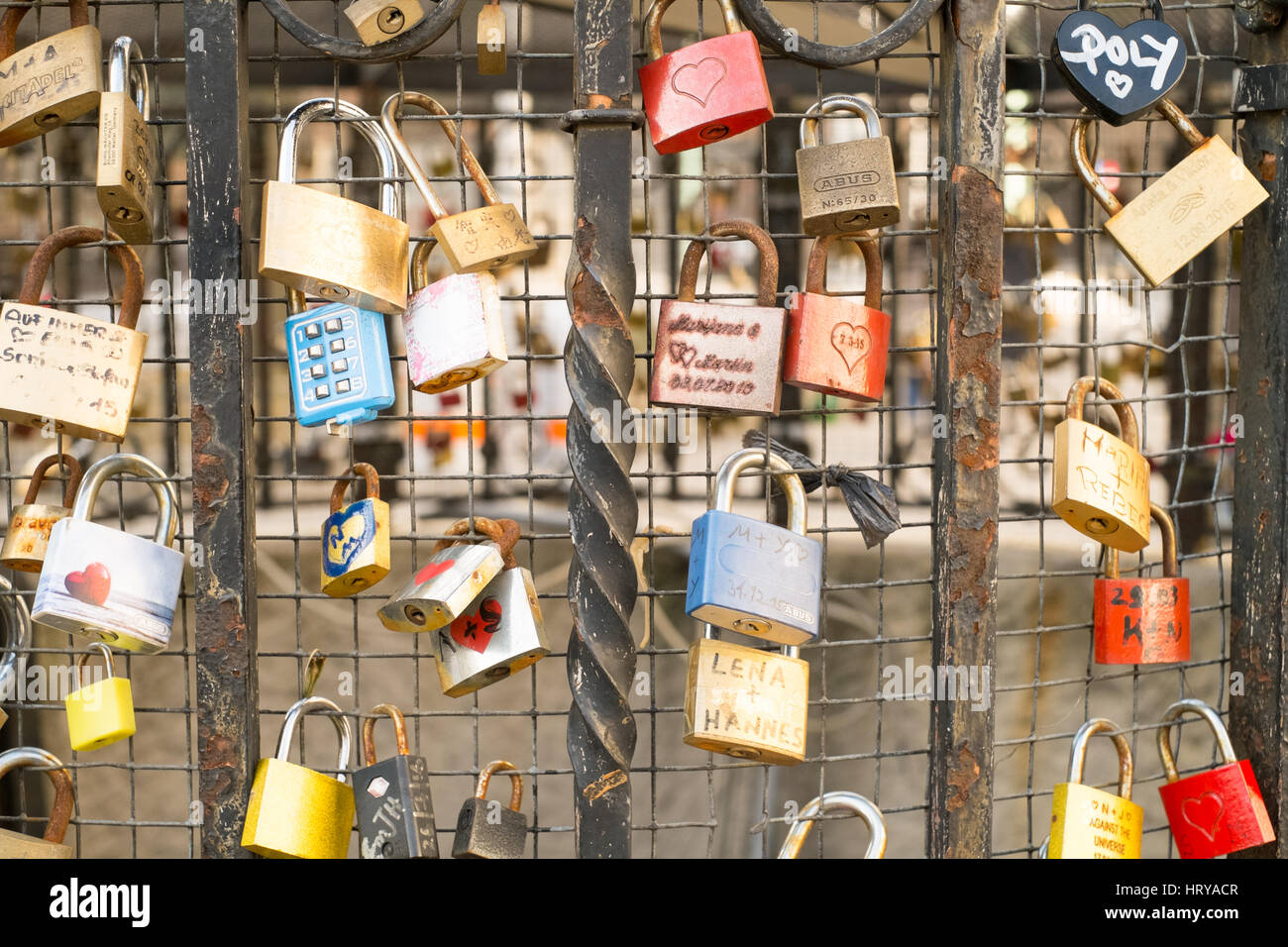 Vorhängeschlösser, die eine Kirche St. Josef Kahlenberg im 19. Bezirk der Stadt Wien Teil im Wienerwald (Wienerwald), Wien. Stockfoto