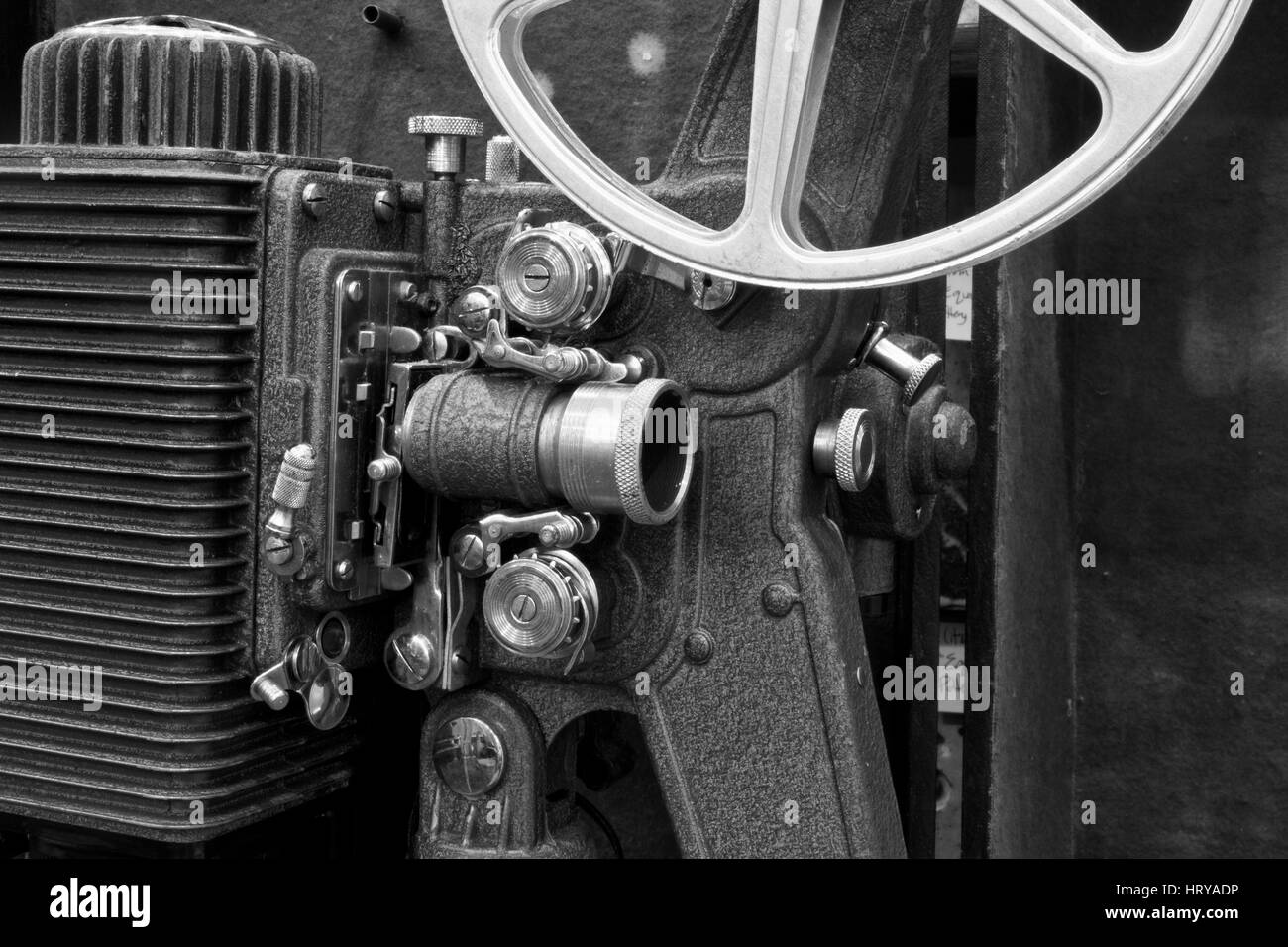 Antiker Filmprojektor III - antiker Filmprojektor aus den 20er oder 30er Jahre Stockfoto
