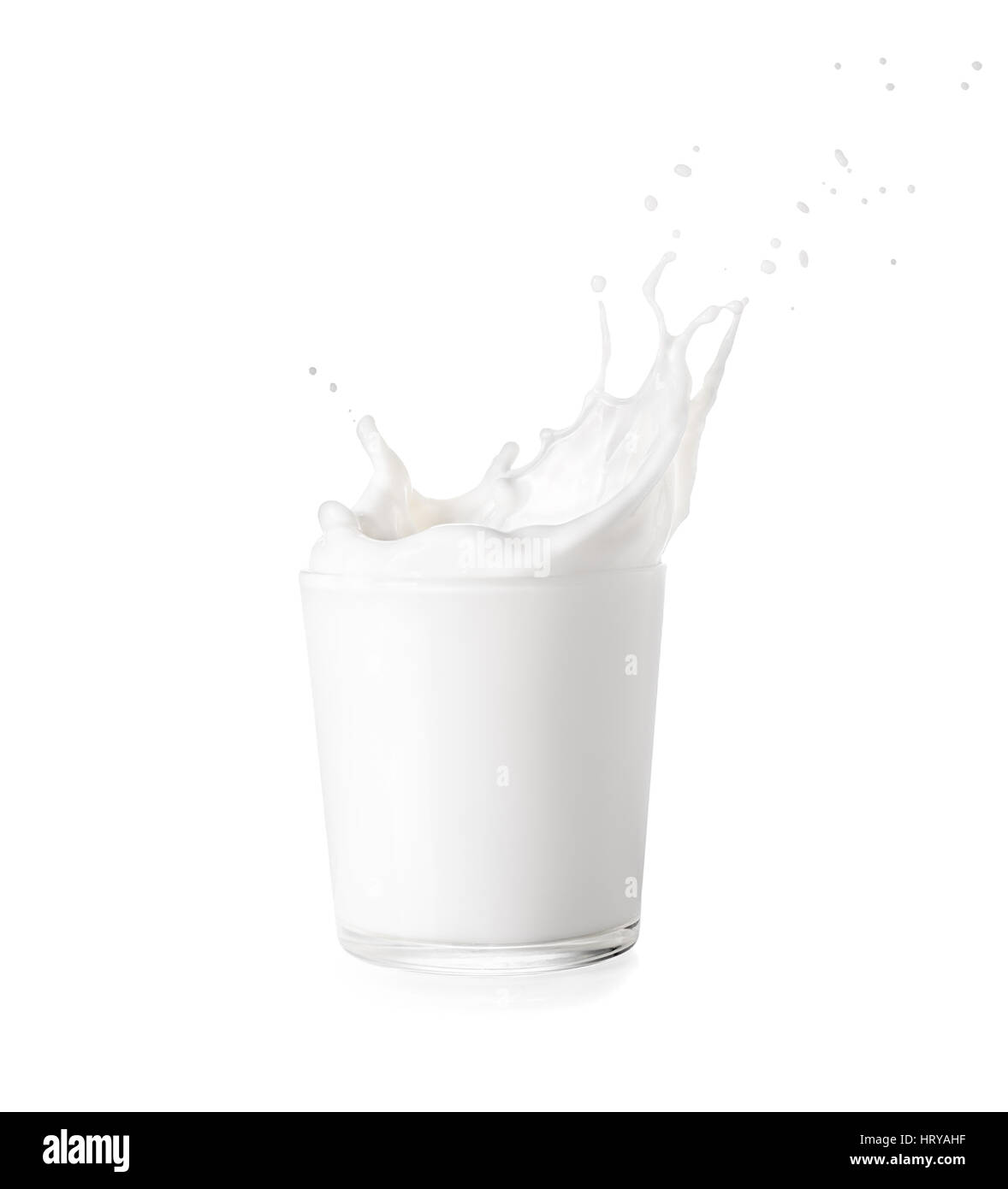 Spritzer Milch aus dem Glas isoliert auf weißem Hintergrund mit Beschneidungspfad. Glas Milch mit Splash Krone. Milch gießen Stockfoto