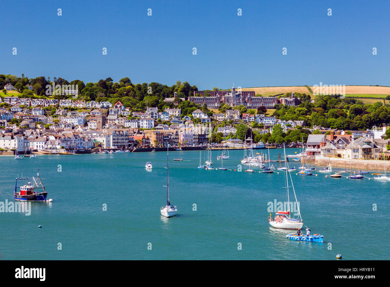 Nachschlagen der Fluss Dart auf das Britannia Royal Naval College in Dartmouth, Devon, England, UK Stockfoto