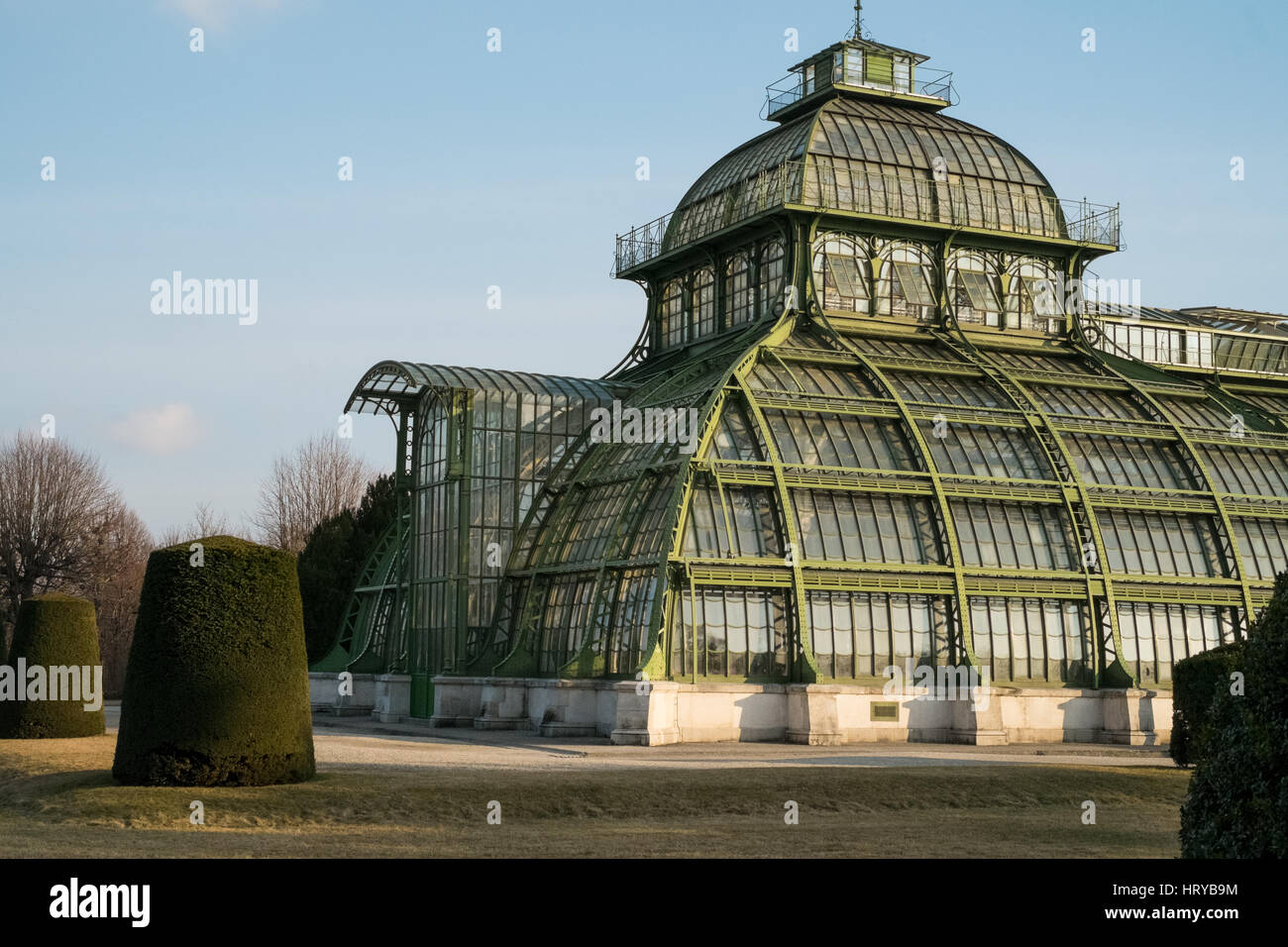 Palmenhaus oder Palmenhaus im Schlosspark Schönbrunn, Wien, Österreich. Stockfoto