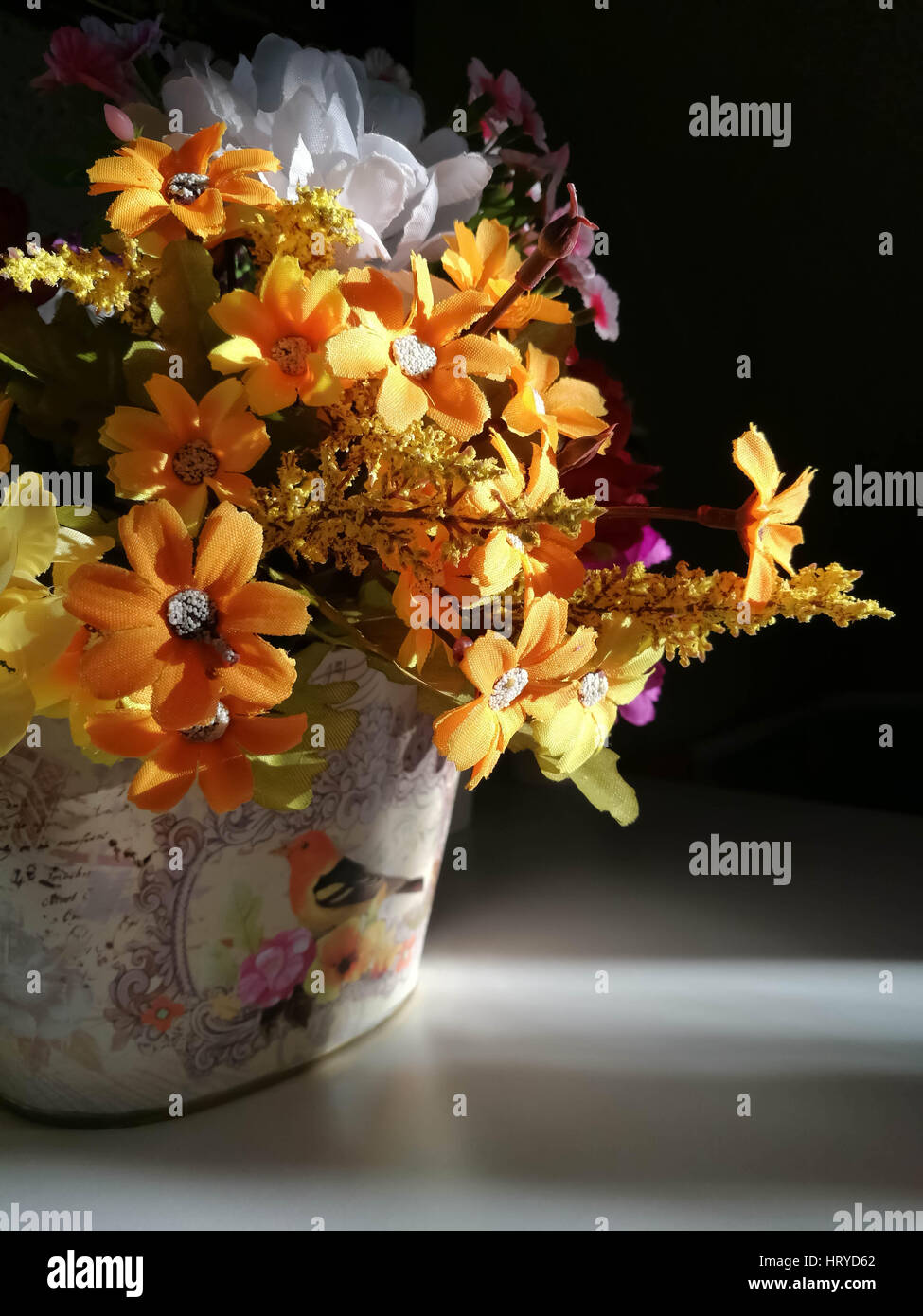 Blumen in einer Vase in einem dunklen Zimmer Stockfoto