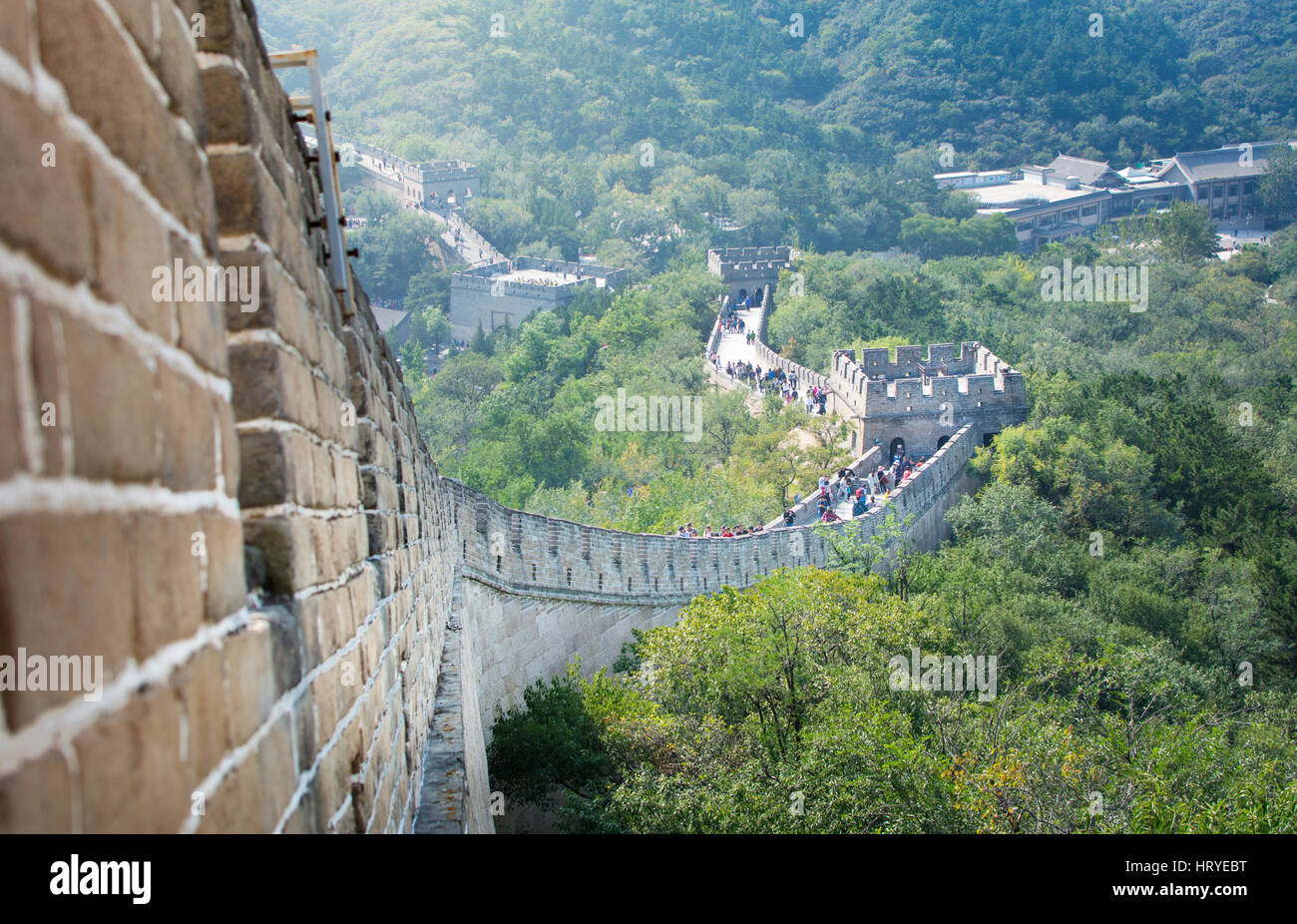 Peking, CHINA, 29. September 2016: Touristen zu Fuß auf der chinesischen Mauer an einem sonnigen Tag Stockfoto
