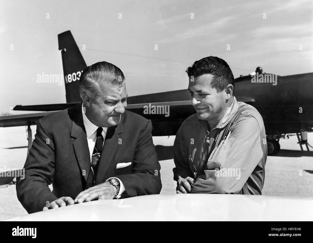 Amerikanischer Pilot GARY POWERS (1929 – 1977) auf der rechten Seite abgeschossen in einem CIA-u-2-Spionageflugzeug über der Sowjetunion 1960 mit Lockheed Designer Kelly Johnson vor einem u-2 im Jahr 1966 nach dem Austausch, der Kräfte befreit. Stockfoto