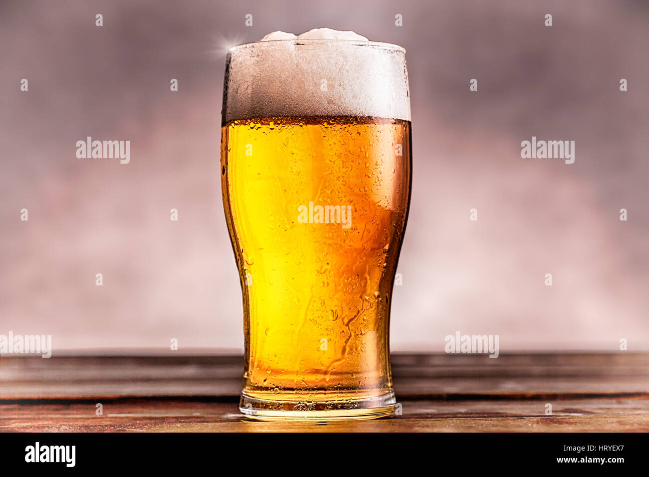 Frisches kühles Bier in einem Pint Glasstudio fotografiert in hohem Detailgrad 9 Stockfoto