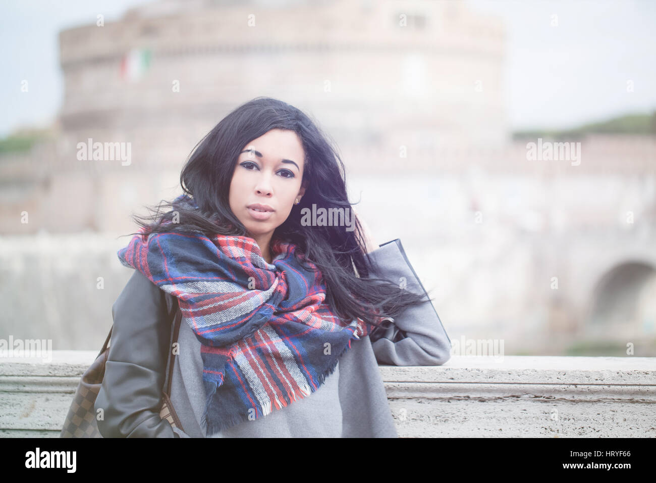 Wunderschöne Langhaar Afro Frau mit thinkful Ausdruck in Rom Italien, Konzept der Reisen, moderne Frau, zeitgenössisch. Stockfoto