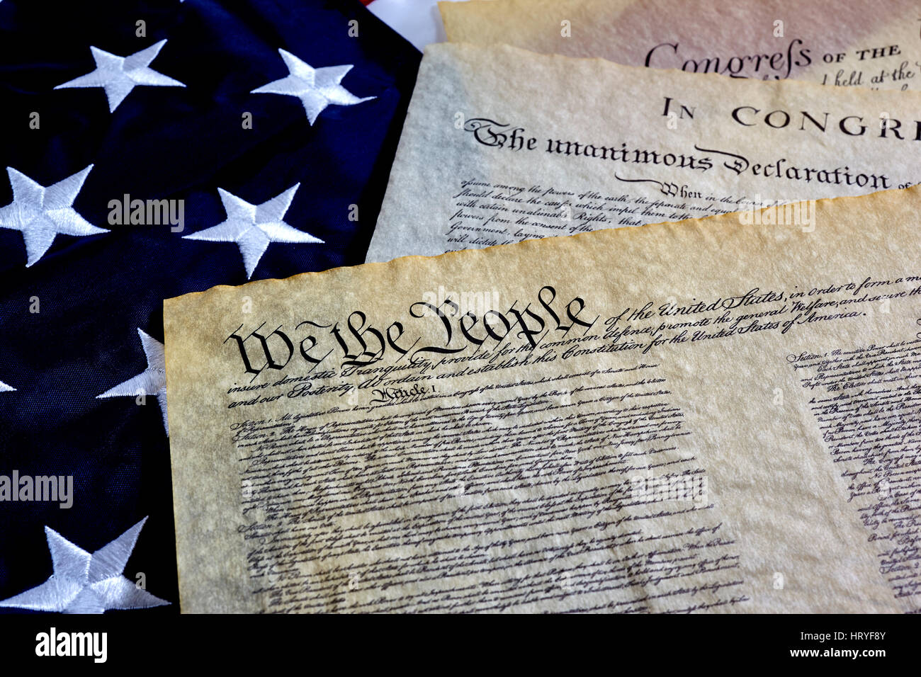 US-Verfassung mit Bill Of Rights und Unabhängigkeitserklärung auf eine amerikanische Flagge Stockfoto