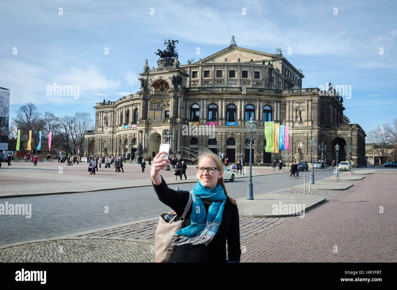 Europäische Mädchen, die eine Selfie vor der berühmten Semperoper Dresden Stockfoto