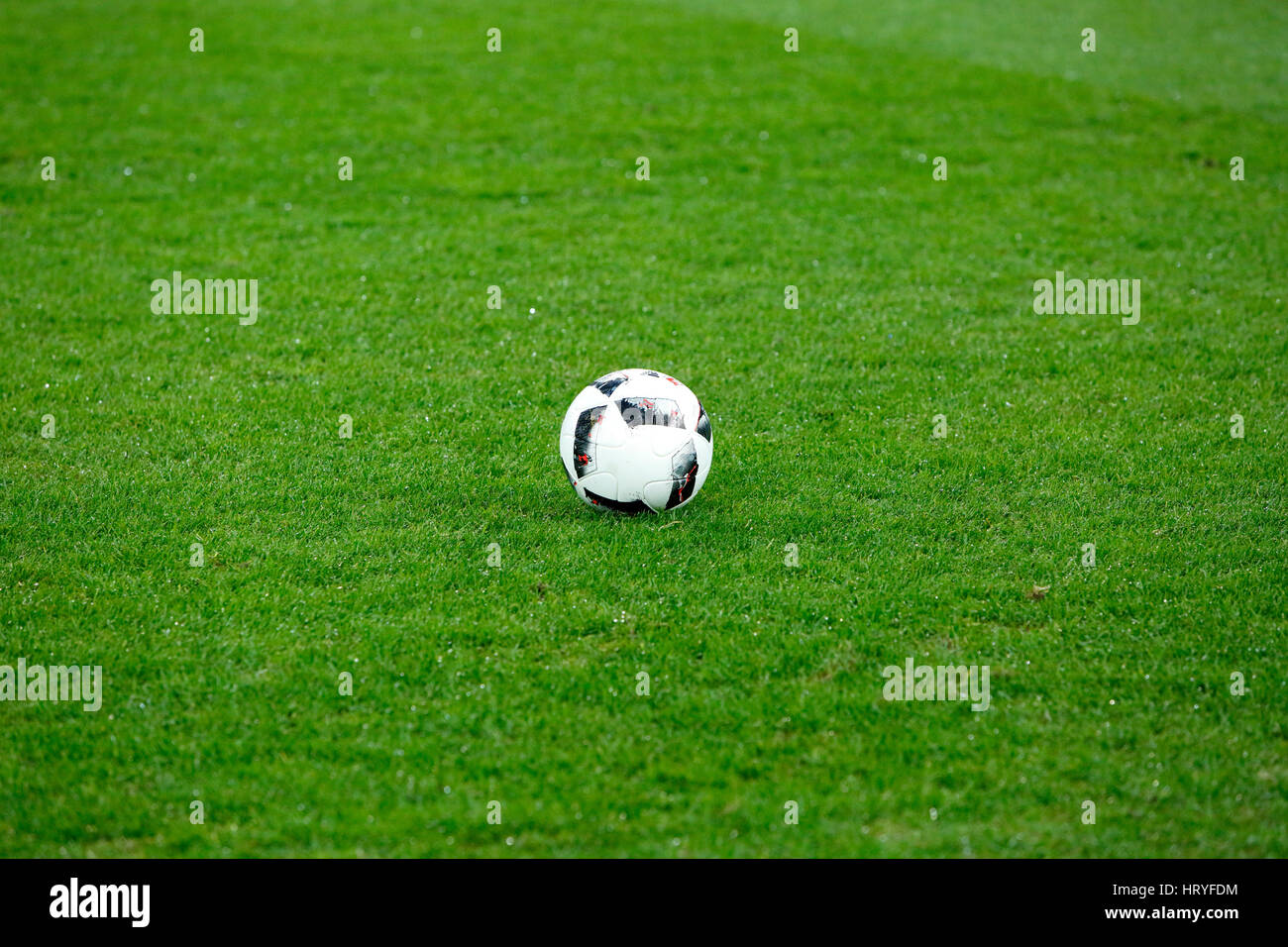 Sport, Fußball, Symbolik, Ball liegt auf dem Rasen Stockfoto