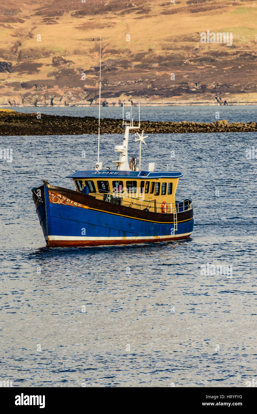 Angelboot/Fischerboot namens Aspire, verankert im Hafen von Portree, Isle of Scotland Stockfoto