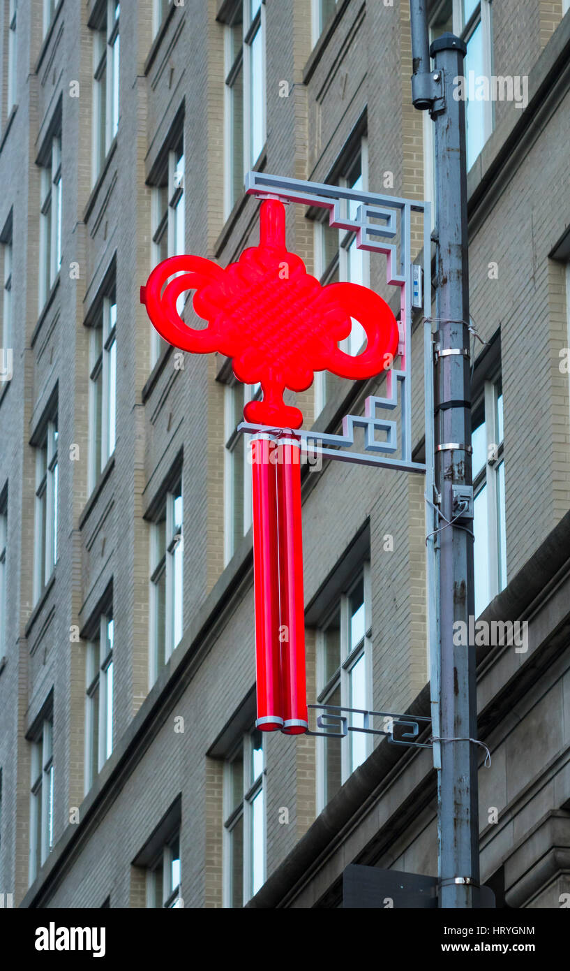 Roten Glück Symbole hängen in Chinatown in New York City; die abgerundeten Seiten sagen, dass dieses Glück für die Aktie. Stockfoto