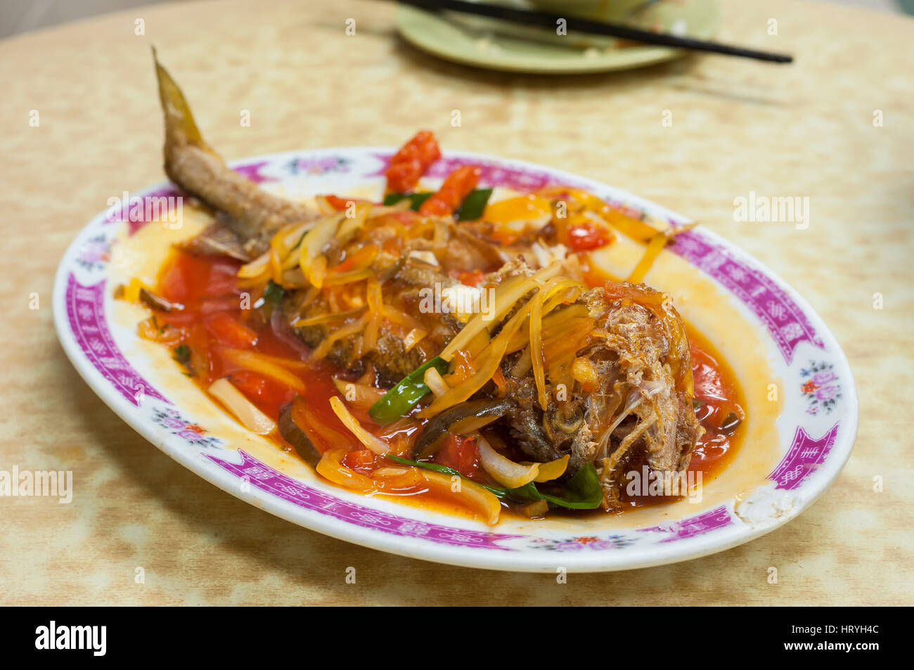 Süß und sauer Fisch in einem Hong Kong gekochtes Essen Zentrum Stockfoto