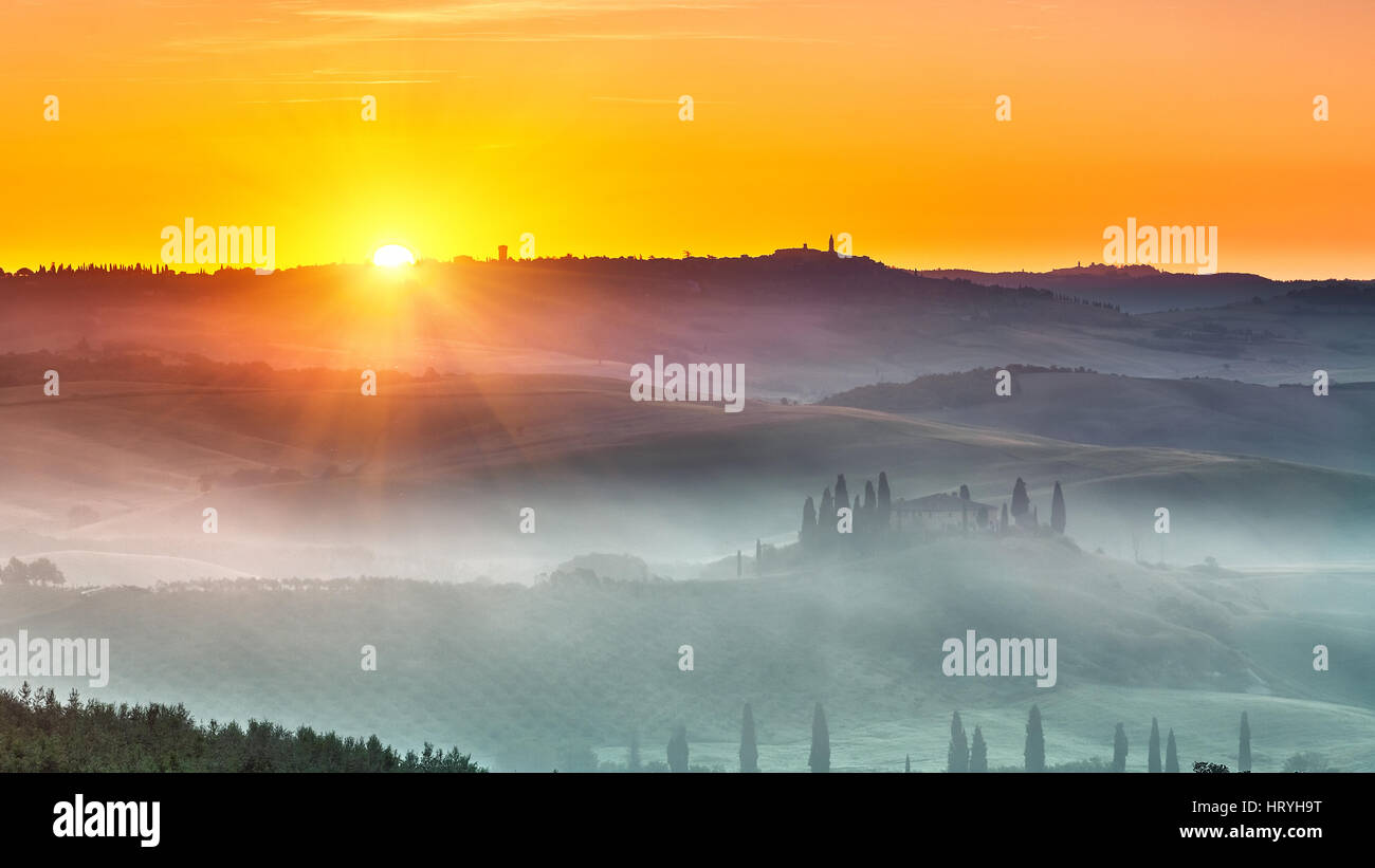 Toskana-Landschaft bei Sonnenaufgang Stockfoto