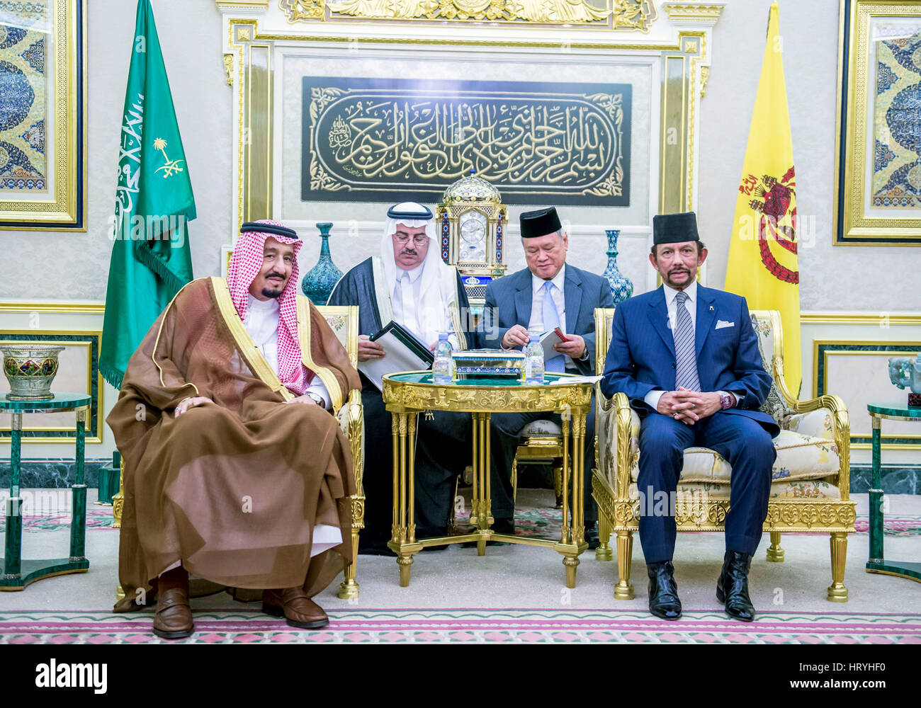 Bandar Seri Begawan, Brunei. 4. März 2017. Brunei Sultan Haji Hassanal Bolkiah (1. R) trifft sich mit dem Besuch der saudischen König Salman bin Abdul Aziz al Saud (1. L) im Palast Istana Nurul Iman in Bandar Seri Begawan, Brunei, 4. März 2017. Bildnachweis: Jeffrey Wong/Xinhua/Alamy Live-Nachrichten Stockfoto