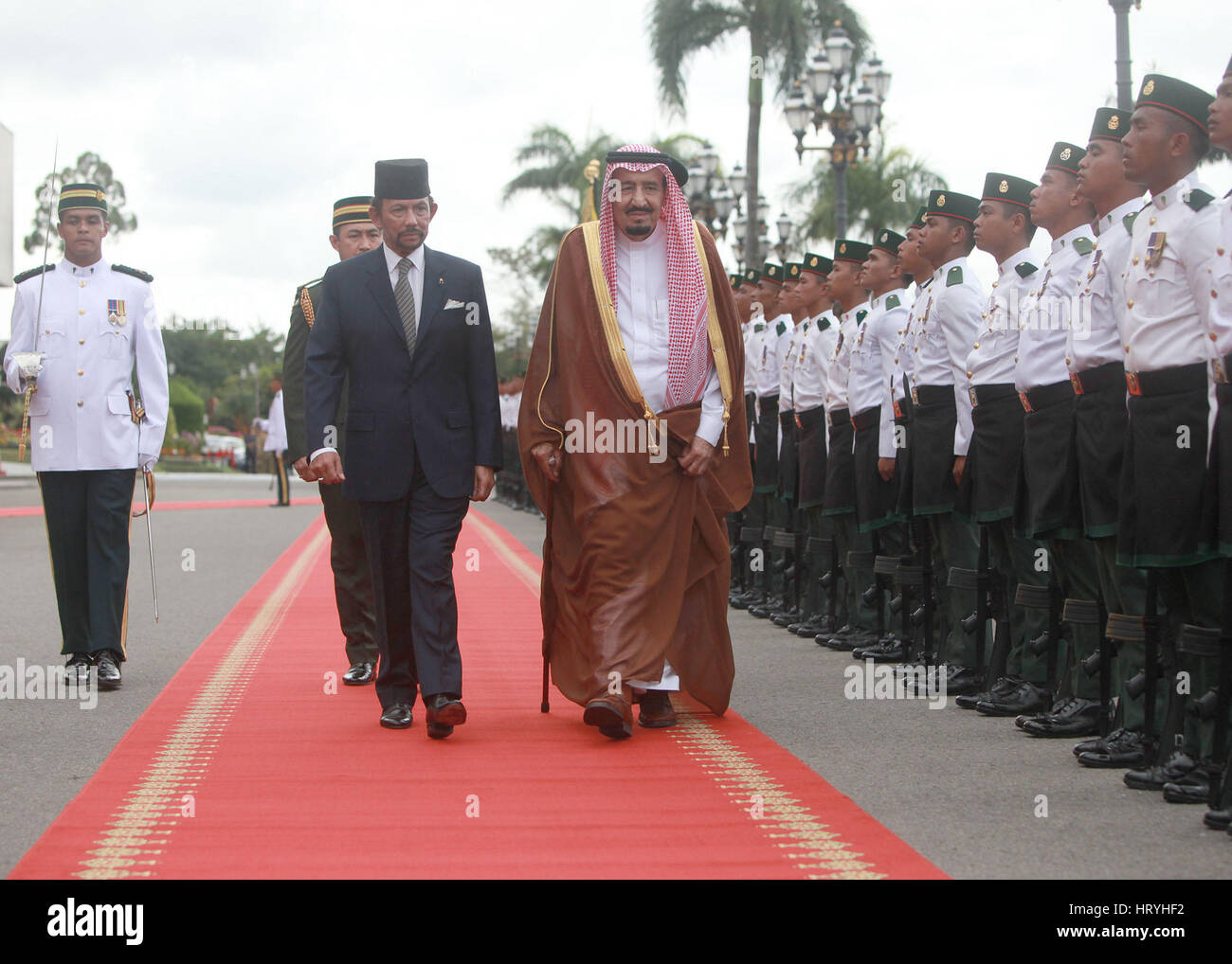 Bandar Seri Begawan, Brunei. 4. März 2017. Brunei Sultan Haji Hassanal Bolkiah (Front L) und Besuch saudischen König Salman bin Abdul Aziz al Saud (Front R) inspizieren die Ehrenwache im Palast Istana Nurul Iman in Bandar Seri Begawan, Brunei, 4. März 2017. Bildnachweis: Jeffrey Wong/Xinhua/Alamy Live-Nachrichten Stockfoto