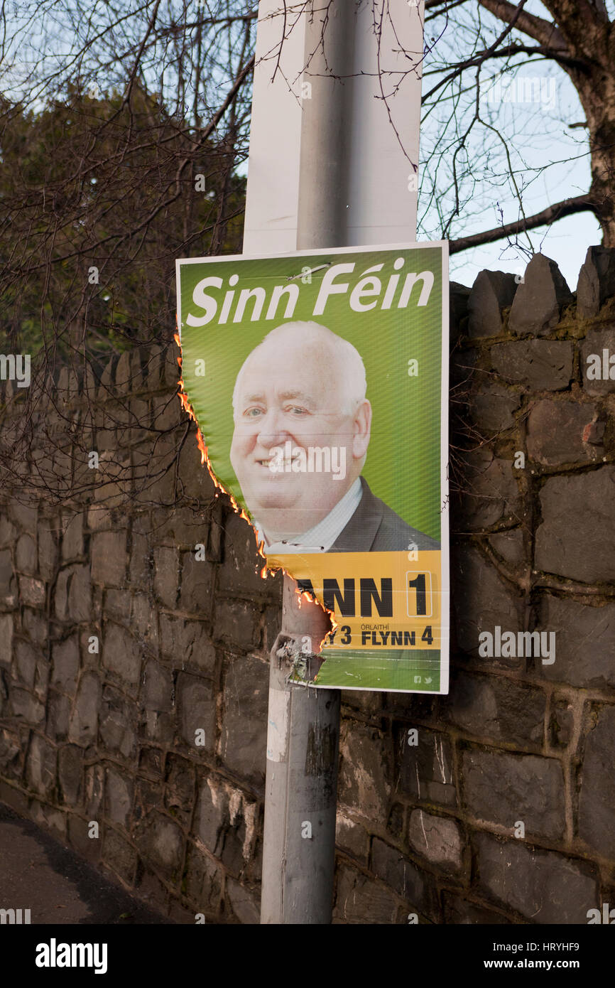 Falls Road, Belfast, UK. 5. März 2017. Ein Wahlplakat der Sinn Féin brennt. FRA McCann Plakat wurde in der Falls Road in Belfast angezündet. Heißen Kunststoff Emebers Tropf vom Plakat. Bildnachweis: Bonzo/Alamy Live-Nachrichten Stockfoto