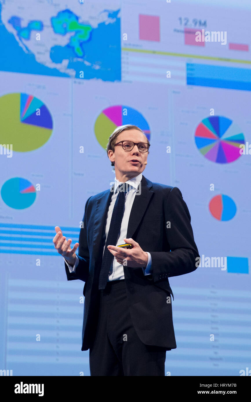 Daten Experte Alexander Nix, CEO von Cambridge Analytica, spricht auf der Marketing-Messe "Online Marketing Rockstars" (OMR) in Hamburg, Deutschland, 3. März 2017. Foto: Christian Charisius/dpa Stockfoto