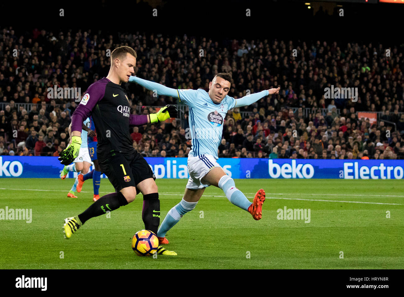 Stadion Camp Nou, Barcelona, Spanien. 4. März 2017. Ter Stegen Kick-off den Ball aus dem Feld aufgrund des Drucks von Iago Aspas während eines Spiels zwischen FC Barcelona Vs RC Celta de Vigo im Stadion Camp Nou, Barcelona, Spanien. Bildnachweis: G. Loinaz/Alamy Live-Nachrichten Stockfoto