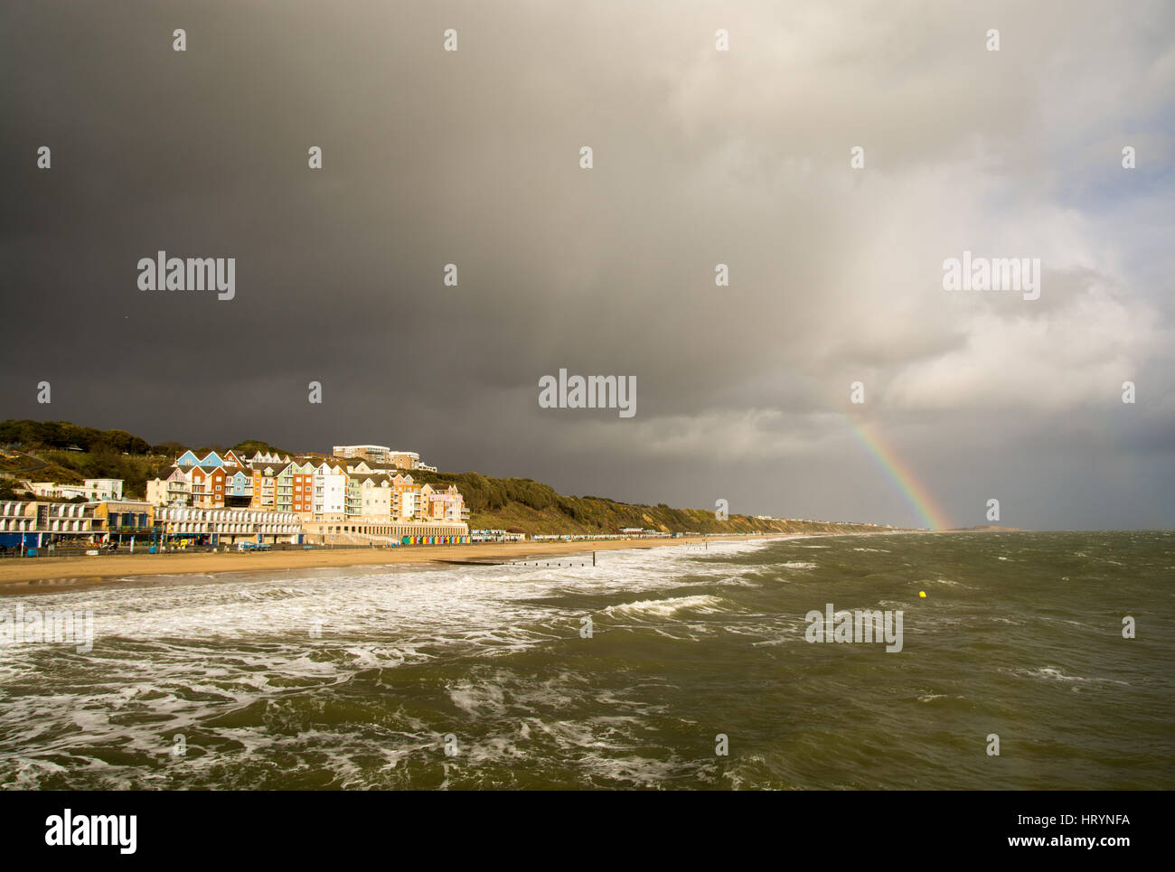 Regenbogen in stürmischer, schwarzer Wolke über Boscombe Beach, Dorset, Großbritannien. 5.. März 2017. Stockfoto