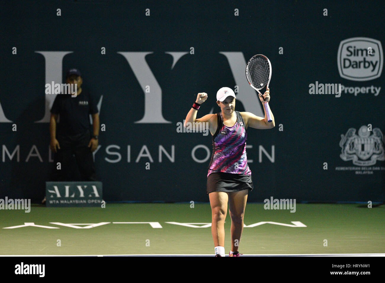 KUALA LUMPUR - März 5: Ashleigh Barty(L) von Australien feiern ihr Sieg im Endspiel der WTA ALYA Malaysian Open 2017 bei TPCKL, Kuala Lumpur, Malaysia am 3. März 2017 Stockfoto