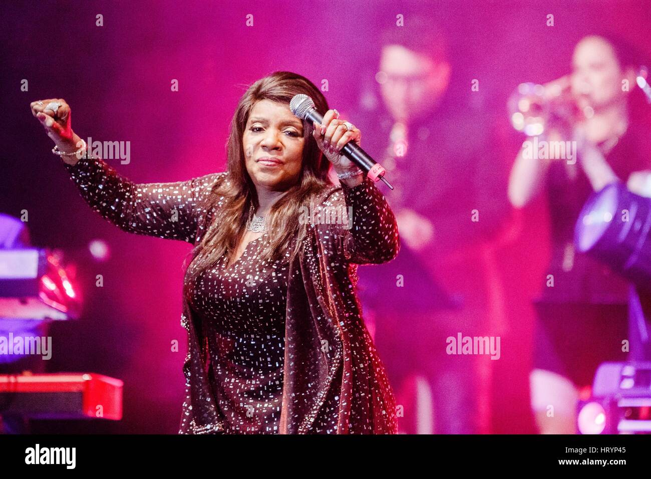 Hamburg, Deutschland. 5. März 2017. US-Sängerin Gloria Gaynor Auftritt in Hamburg, Deutschland, März 05 2017. Gloria Gaynor wurde weltweit berühmt 1978 mit ihrem Hit "I will survive" Foto: Markus Scholz/Dpa/Alamy Live News Stockfoto