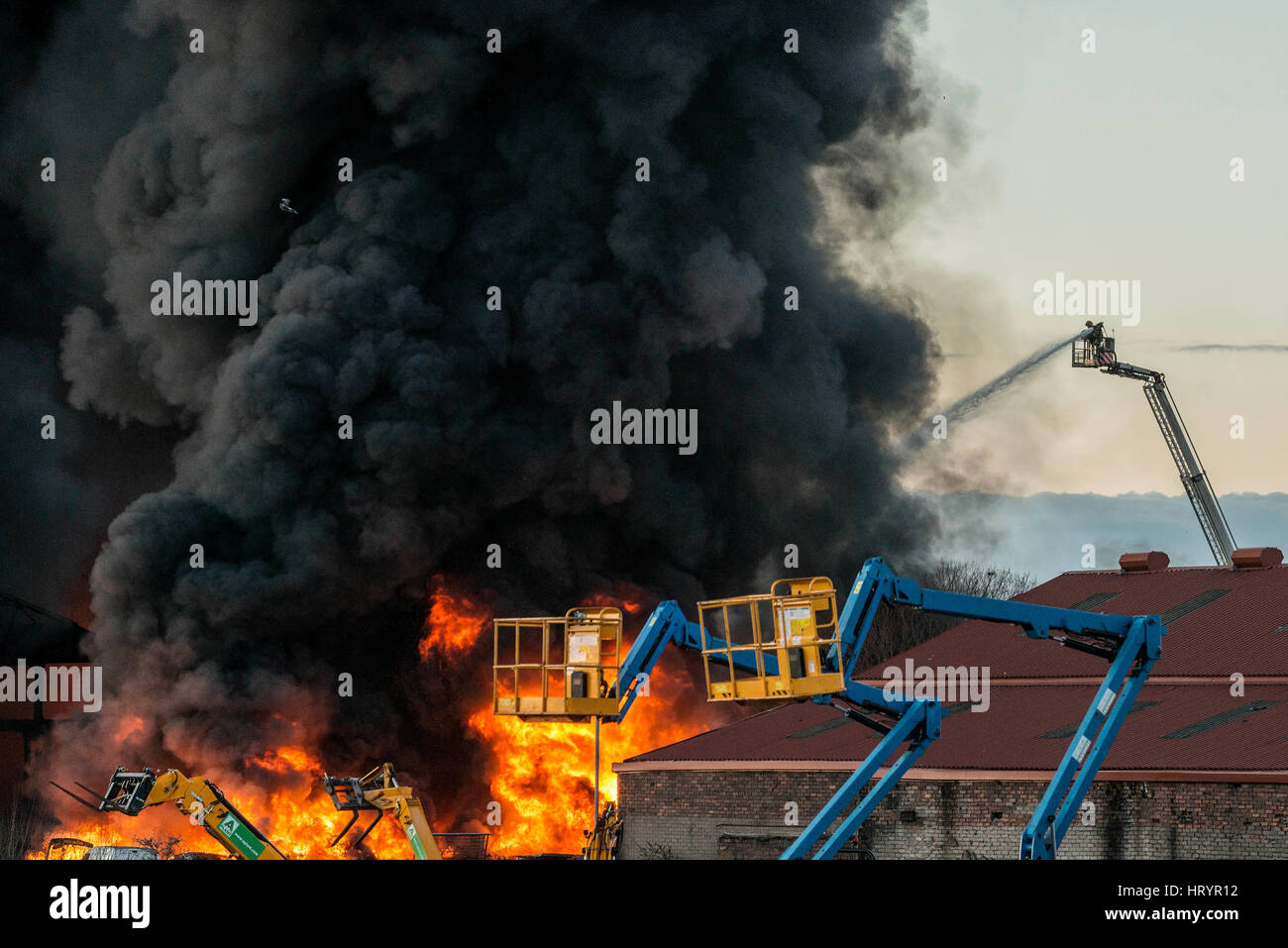 Glasgow, Vereinigtes Königreich. 5. März 2017. Etwa 50 Feuerwehrleute haben ein großes Feuer in ein Auto Schrottplatz in Glasgow in Angriff genommen. Insgesamt neun Geräte waren Helen Street, Ibrox Stadium, in der Nähe gesendet, nachdem das Feuer brach bei ca. 16:30 am Sonntag. Glasgow, Schottland 03.05.2017 Phot von Ross Gilmore Credit: Sam Kovak/Alamy Live-Nachrichten Stockfoto