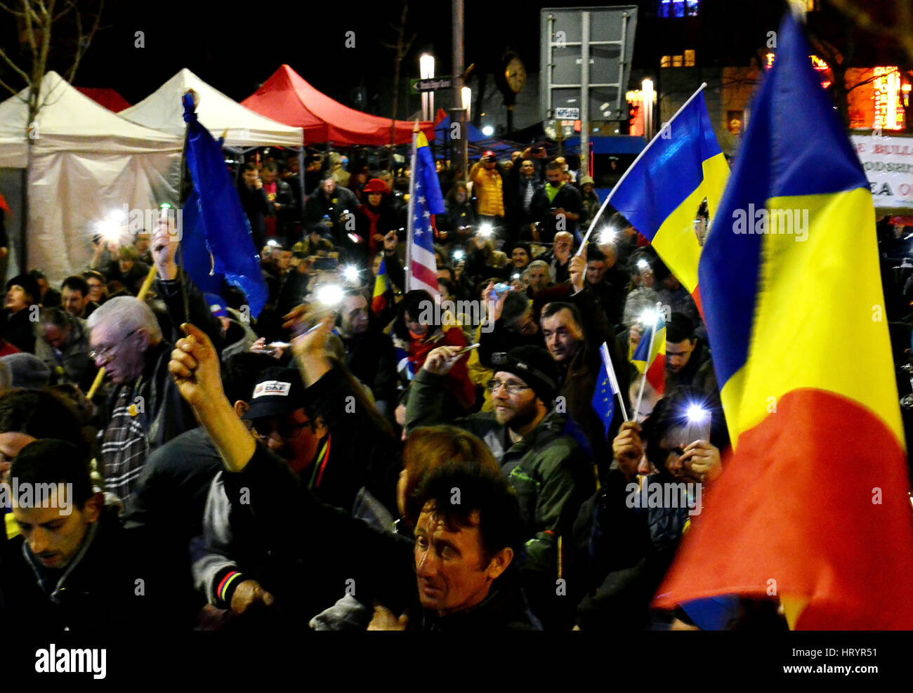 Bukarest, Rumänien. 5. März 2017. Bukarest, Rumänien - 5. März 2017: einen fünften Sonntag der Proteste gegen die Regierung 7000 Menschen marschieren durch die Straßen der Hauptstadt zur Unterstützung der DNA, die Ameise-Korruption Kraft darauf abzielt die Regierung sah zu schwächen oder zu schließen. Hier sitzen die Demonstranten in Universitätsplatz für eine Schweigeminute im Gedenken an die Opfer der Revolution von 1989. Bildnachweis: Douglas MacKenzie/Alamy Live-Nachrichten Stockfoto