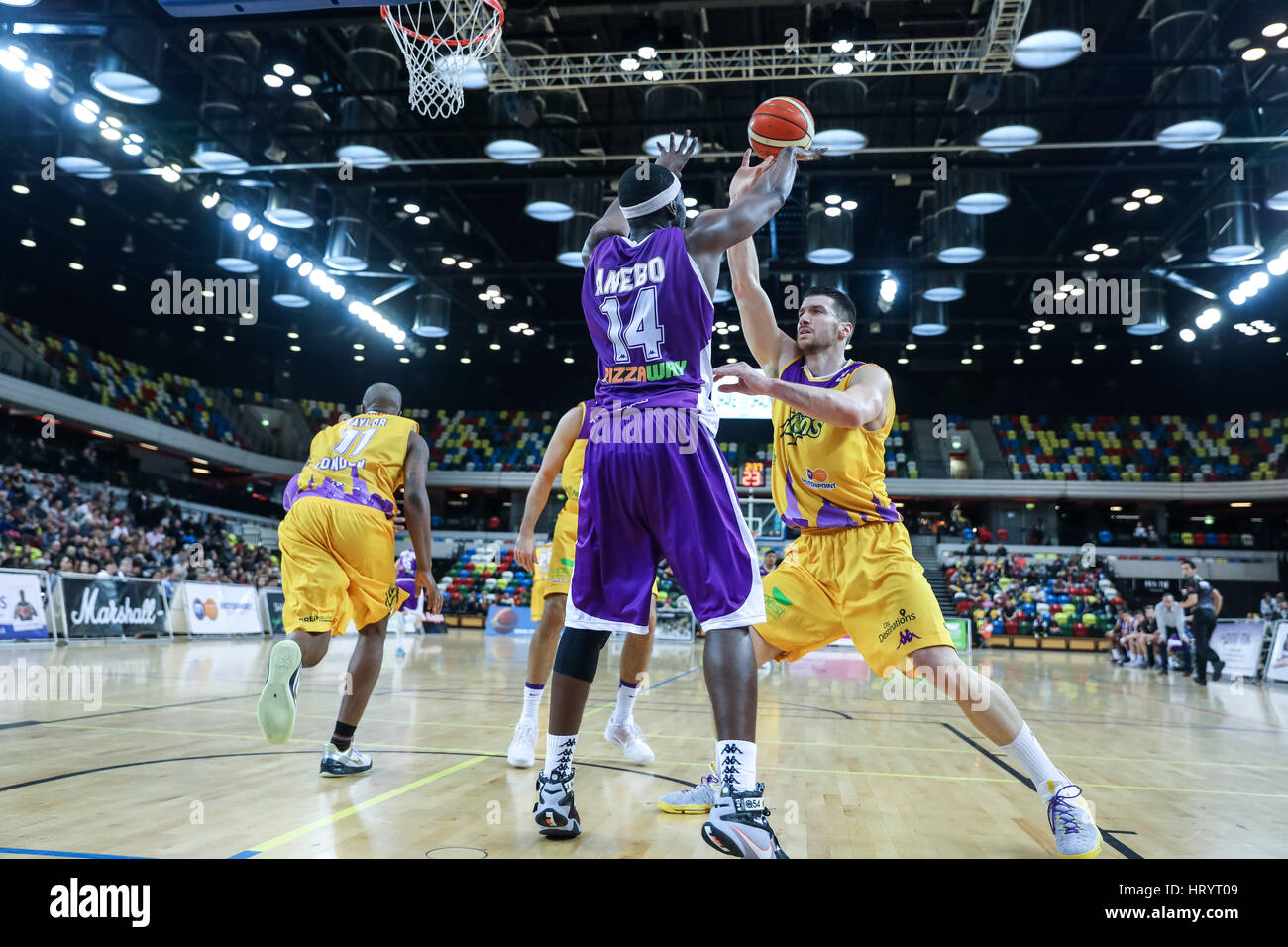 London, UK. 5. März 2017. Leeds Kraft besiegen London Lions 92-81 bei Kupfer Box, Olympic Park, London. Löwen Navid Niktash mit dem Ball, verteidigt Leeds Force 14 Armand Anebo... Wir danken Sie Carol Moir/AlamyLiveNews. Stockfoto