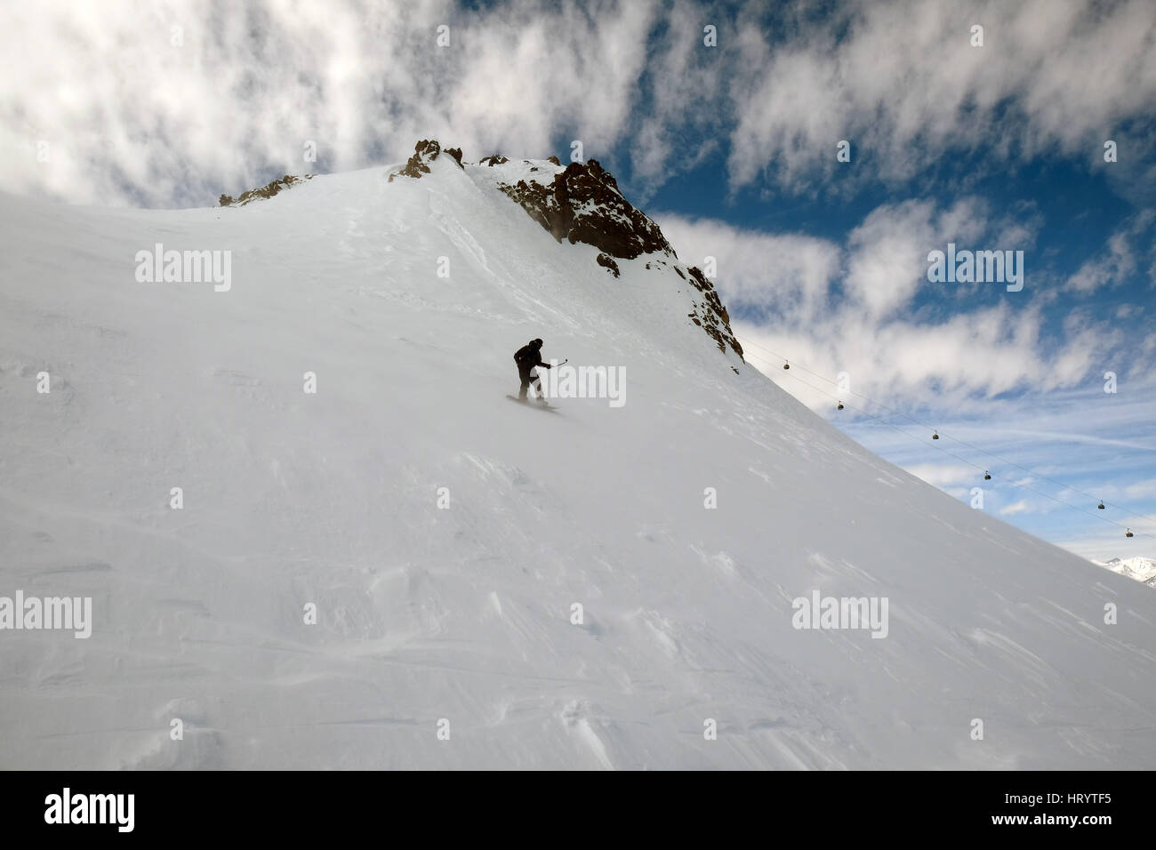 Mammoth Lakes, Kalifornien, USA. 4. März 2017. Snowboarder mit Selfie Stick unter dem 11.000 ft Gipfel des Mammoth Mountain auf der Black Diamond trail "Daves Run." 43 Fuß Schnee gesunken am Mammoth Mountain Ski Resort in Südkalifornien auch in dieser Saison bisher mit Schnee hoch aufgetürmt um Hütten und Gehwege. Autobahnen und Schulen über die Sierra zeitweise geschlossen wurden, und Feuerwehrleute sind Schwierigkeiten haben, Hydranten. Neue Messungen der California Department of Water Resources zeigen, dass Kaliforniens unglaublich nassen Winter in historisch hohen Schneedecke geführt hat Stockfoto