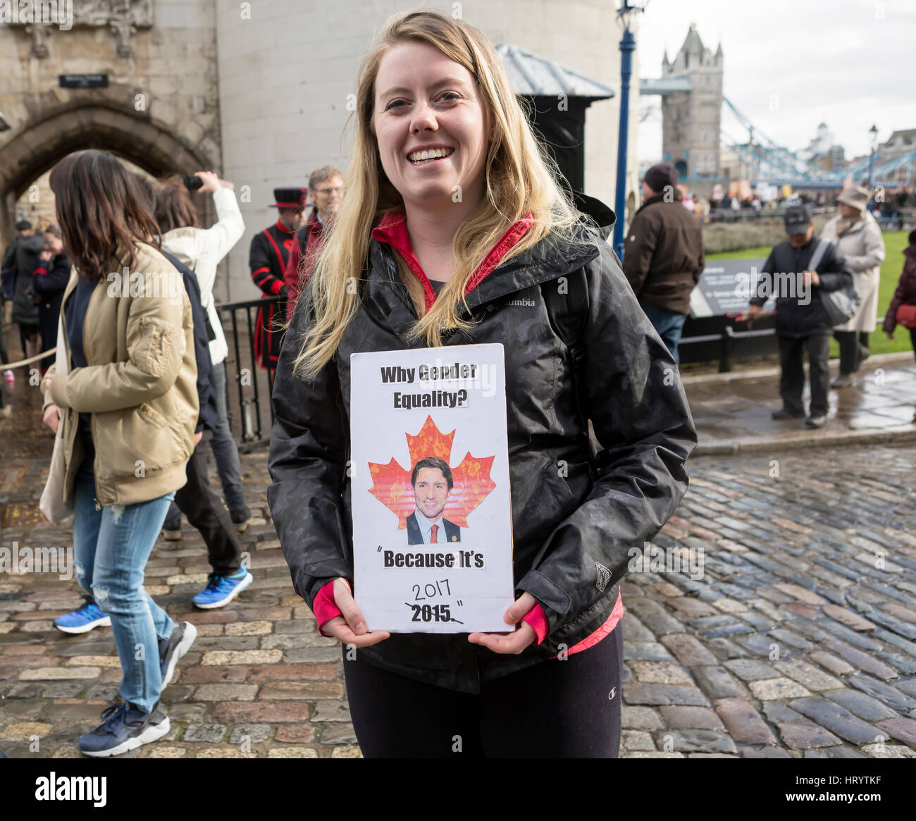 London, Vereinigtes Königreich - 5. März 2017: Internationaler Frauentag März. Ein Marsch für Frauen wurde vom Londoner Rathaus über die Themse, Tower of London statt. Stockfoto