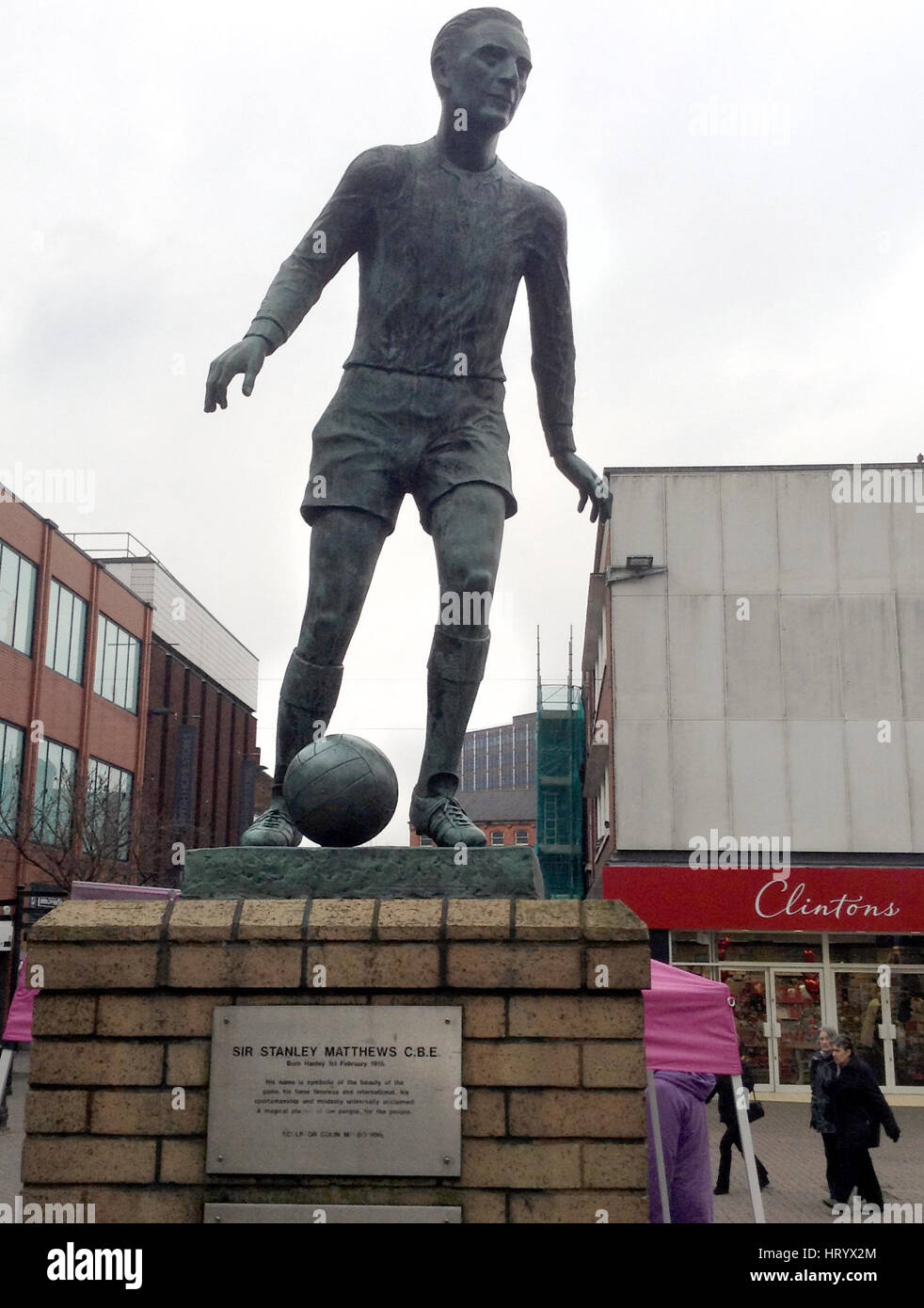 Eine Statue des englischen Fußballspielers Stanley Matthews in Stoke-on-Trent, England, 10. Februar 2017. Matthews, Stoke-on-Trent geborene gilt immer noch als eines der besten englischen Spieler aller Zeiten. Er erhielt die Auszeichnung "Europas Fußballer des Jahres" als erster Spieler überhaupt im Jahr 1956. Sechzig Jahre später gestimmt, dass seine Stadt der Geburt bleibt in der Europäischen Union - fast 70 Prozent der Bevölkerung stimmte für einen Urlaub im Juni 2016. Die lebende Legende spielte Matthews für 35 Jahre bis zu seiner Pensionierung im Alter von 50 Jahren. Foto: Ute Dickerscheid/dpa Stockfoto