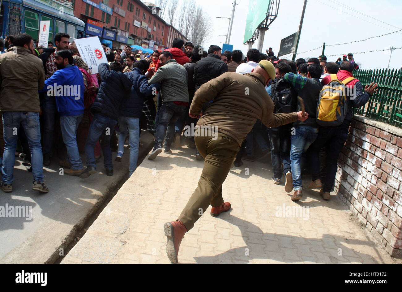 Srinagar, indisch verwalteten Kaschmir: 06. March.Indian Polizei Rohrstock laden Mitarbeiter der nationalen ländlichen Gesundheit Mission(NRHM), während einer Protestdemonstration gegen ihre Forderungen. Bildnachweis: Sofi Suhail/Alamy Live-Nachrichten Stockfoto